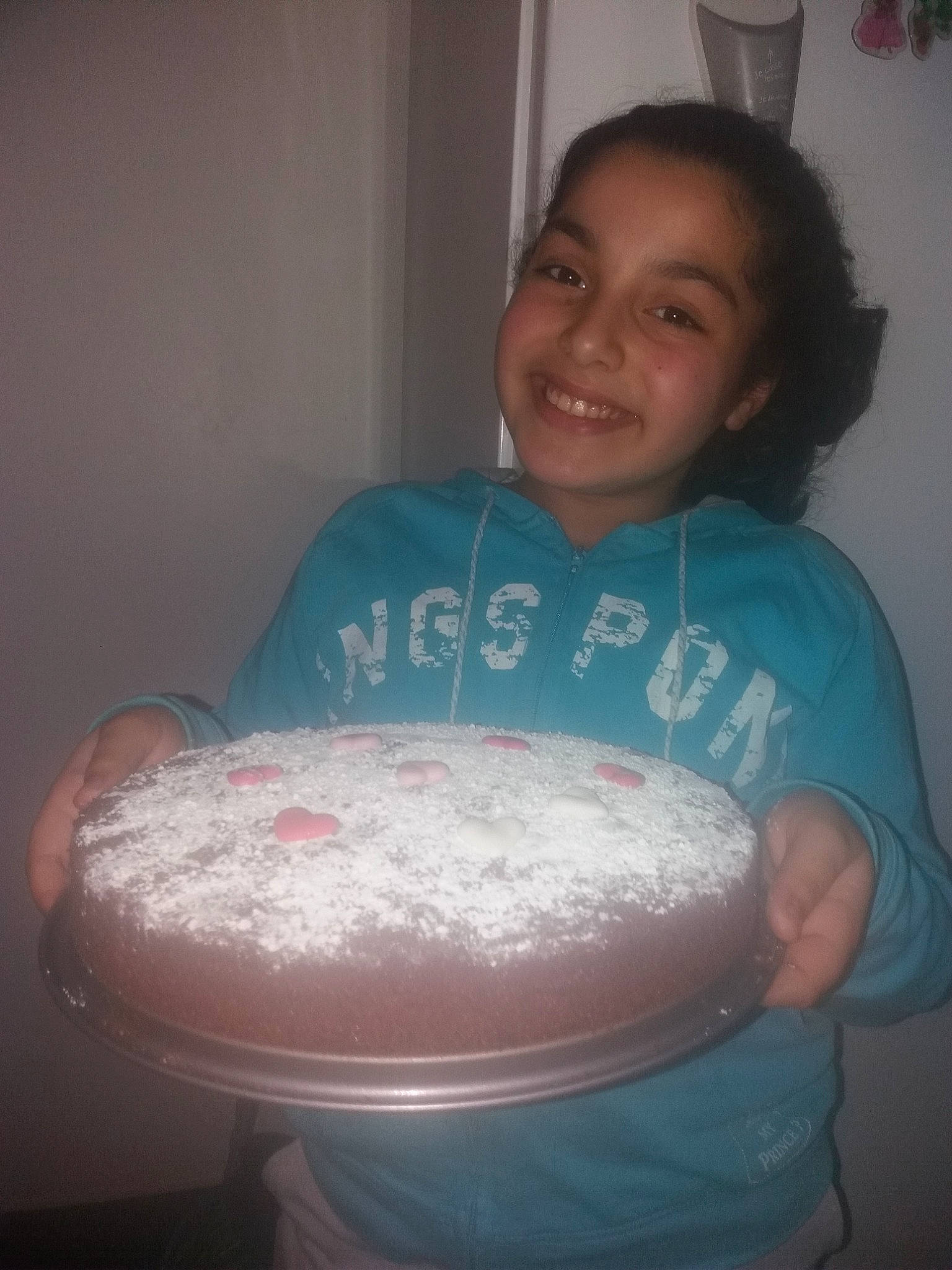 Issra a rejoint le concours — aidez-le/la à gagner de superbes lots ! baby, cake, child, food, joy, person, pink, sitting, smile, toddler