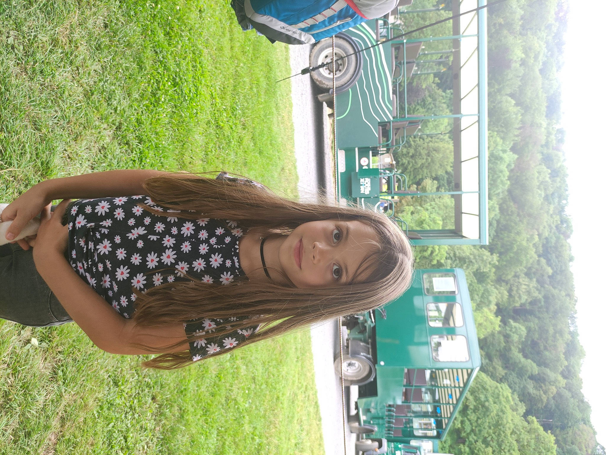 Eliana participe au concours pour gagner de l'argent avec cette photo : automotive_exterior, bicycle_tire, bicycle_wheel, car, fun, grass, green, human_leg, landscape, leisure, motor_vehicle, person, plant, recreation, sky, tire, tree, vehicle, waist, wheel