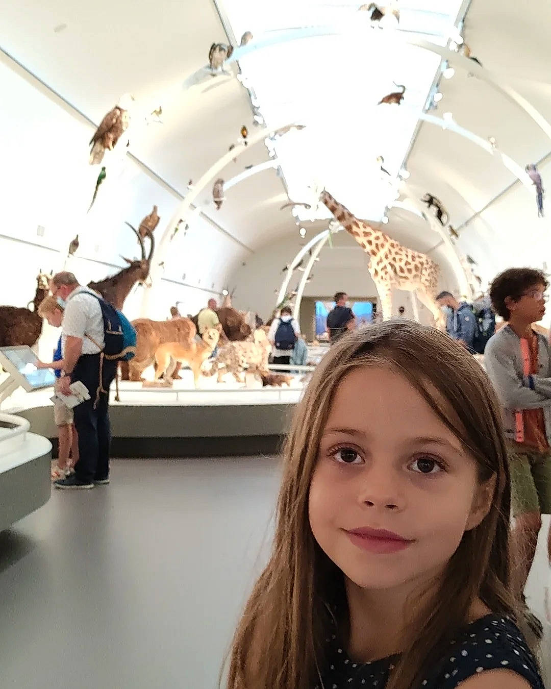 Eliana a rejoint le concours — aidez-le/la à gagner de superbes lots ! art, automotive_design, building, ceiling, design, event, eyewear, fun, happy, joy, leisure, mammal, person, photograph, recreation, room, snapshot, tourism, tree, vacation