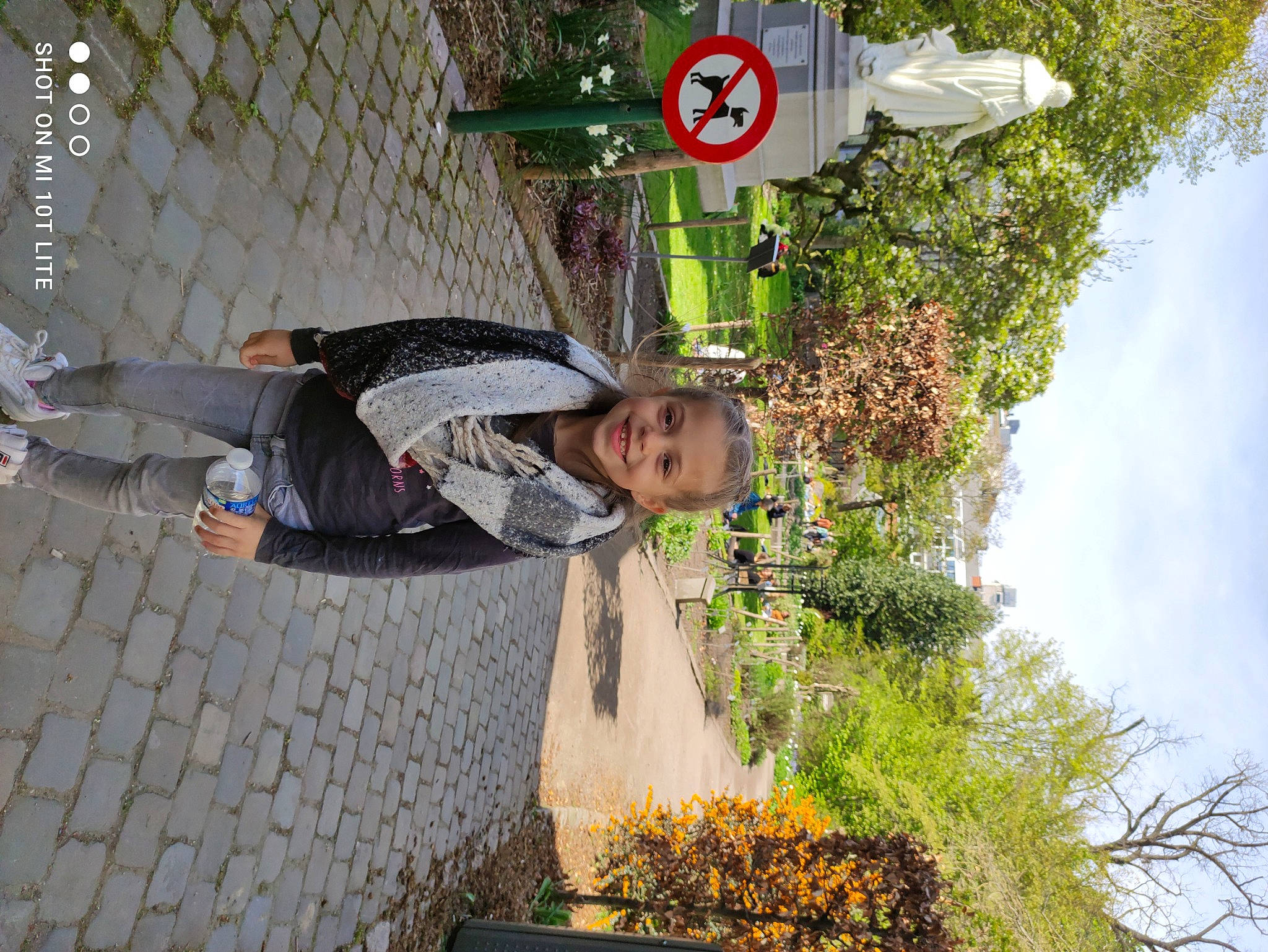 Eliana participe au concours pour gagner de l'argent avec cette photo : city, cloud, cobblestone, fun, joy, leisure, pedestrian, person, plant, road, road_surface, sidewalk, sign, signaling_device, sky, spring, street, tourism, traffic_light, traffic_sign