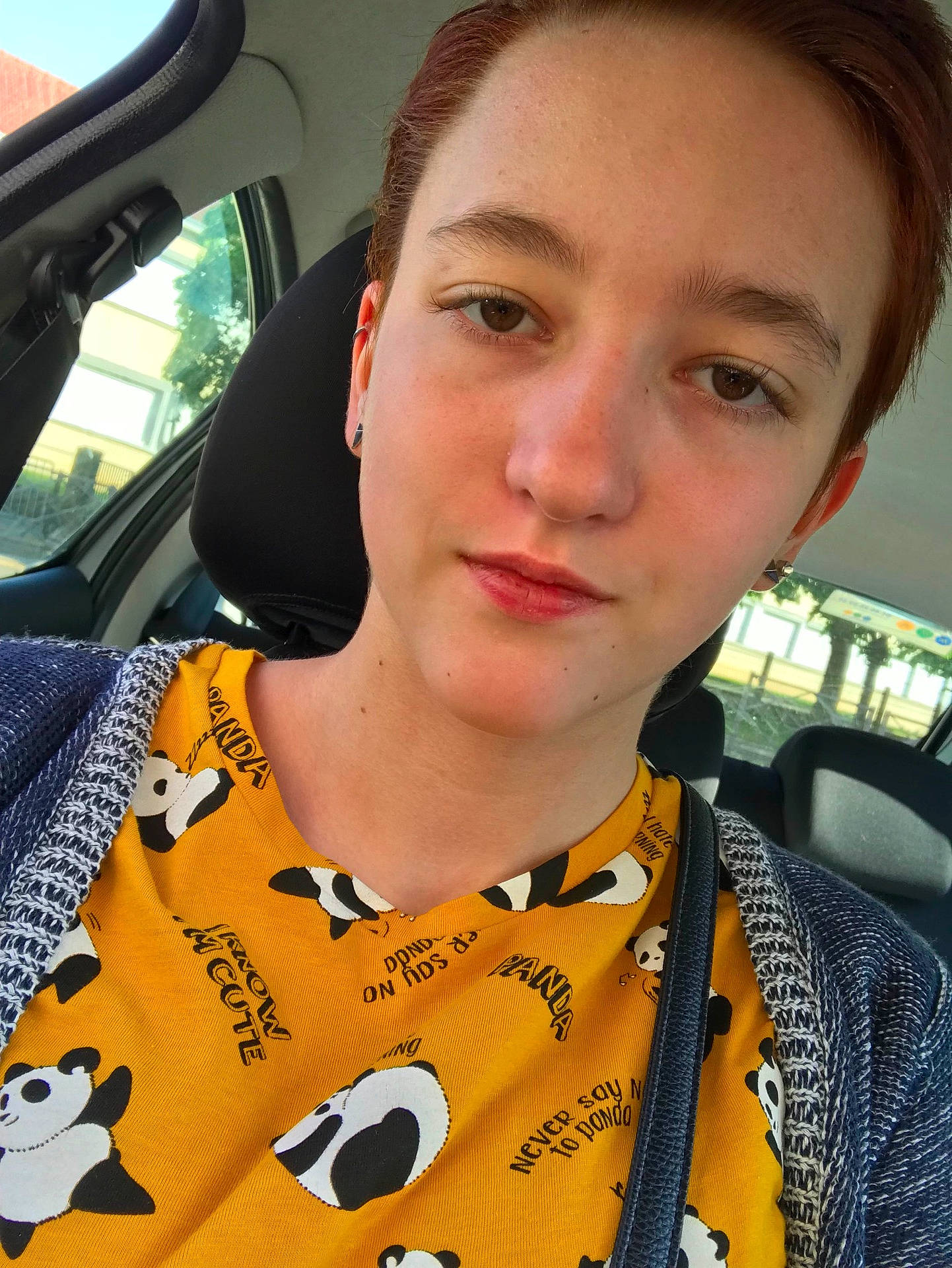 Maylis participe au concours pour gagner de l'argent avec cette photo : black_hair, car, cool, girl, person, product, selfie, smile, vehicle, yellow