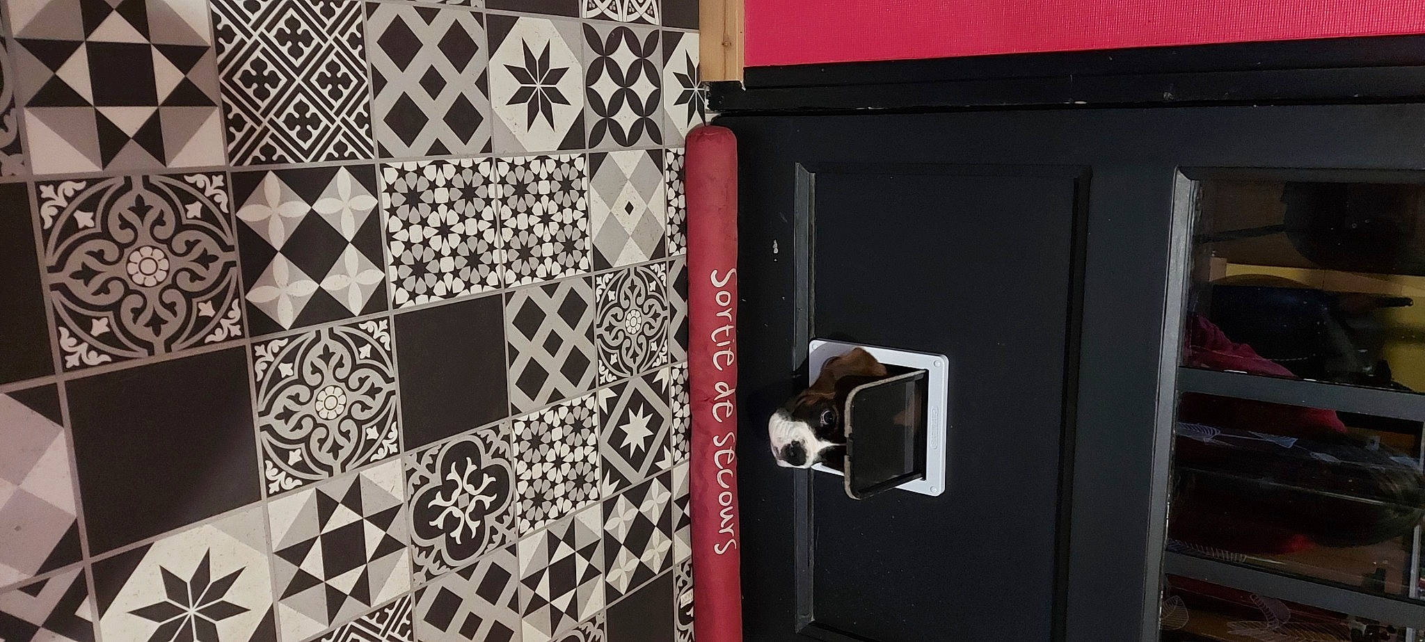 Rick a rejoint le concours — aidez-le/la à gagner de superbes lots ! art, automotive_design, automotive_exterior, door, flooring, font, grey, magenta, material_property, metal, pattern, rectangle, room, table, tablecloth, tints_and_shades, triangle, vehicle_door, wall, wood