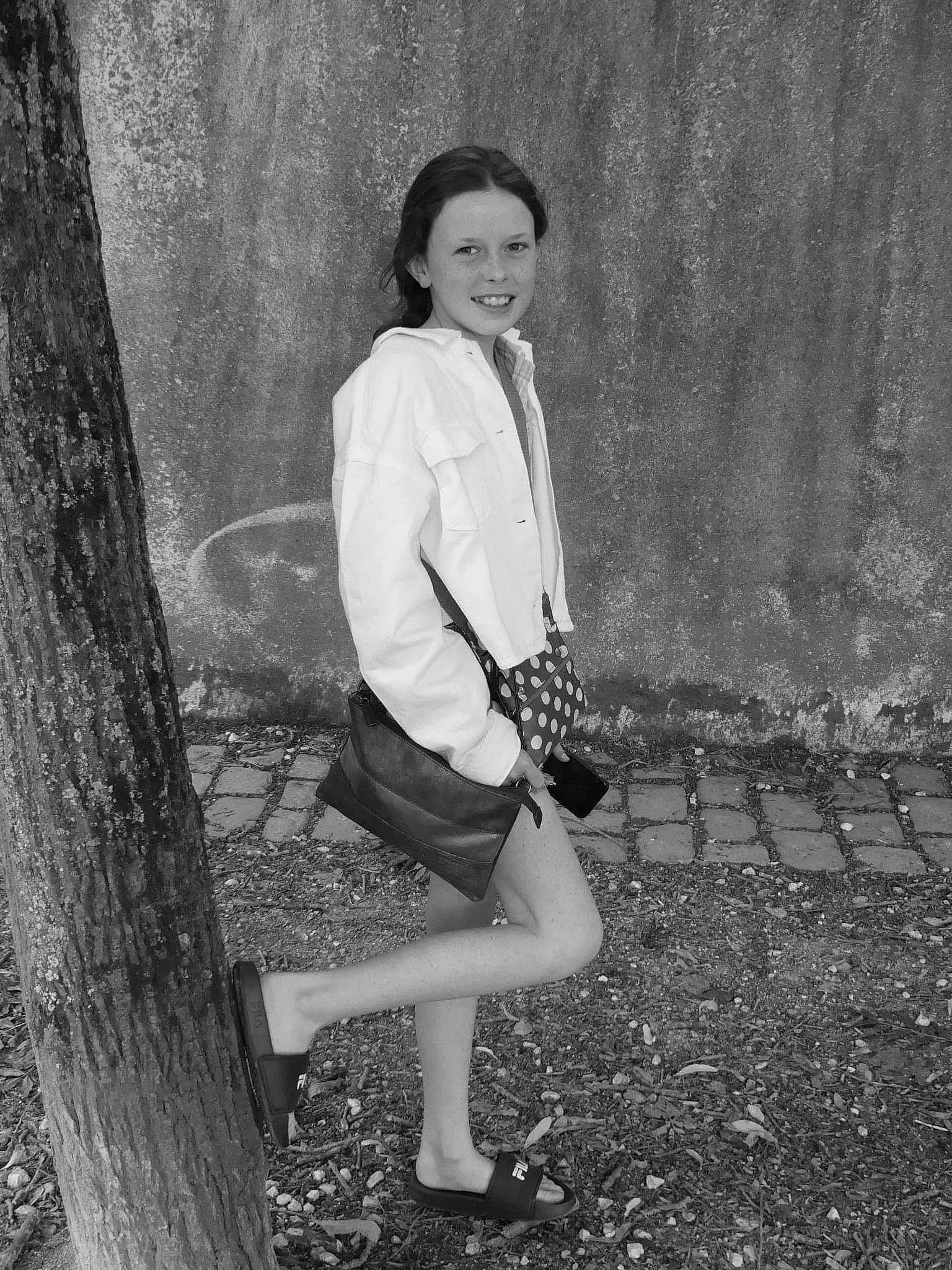 Maelyss participe au concours pour gagner de l'argent avec cette photo : black, branch, eye, face, flash_photography, hair, hairstyle, head, human_body, joy, knee, leg, nature, people_in_nature, person, plant, shorts, smile, standing, style