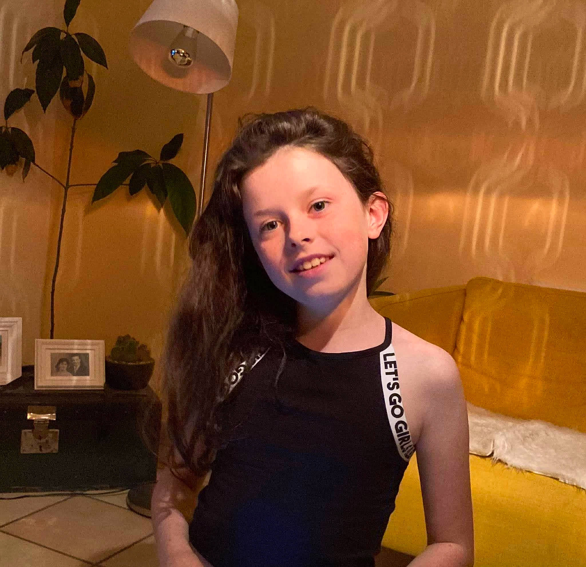 Maelyss a rejoint le concours — aidez-le/la à gagner de superbes lots ! beauty, brown_hair, chest, eyebrow, facial_expression, flash_photography, fun, hairstyle, happy, iris, jaw, joy, long_hair, neck, organ, person, room, shoulder, sleeve, smile