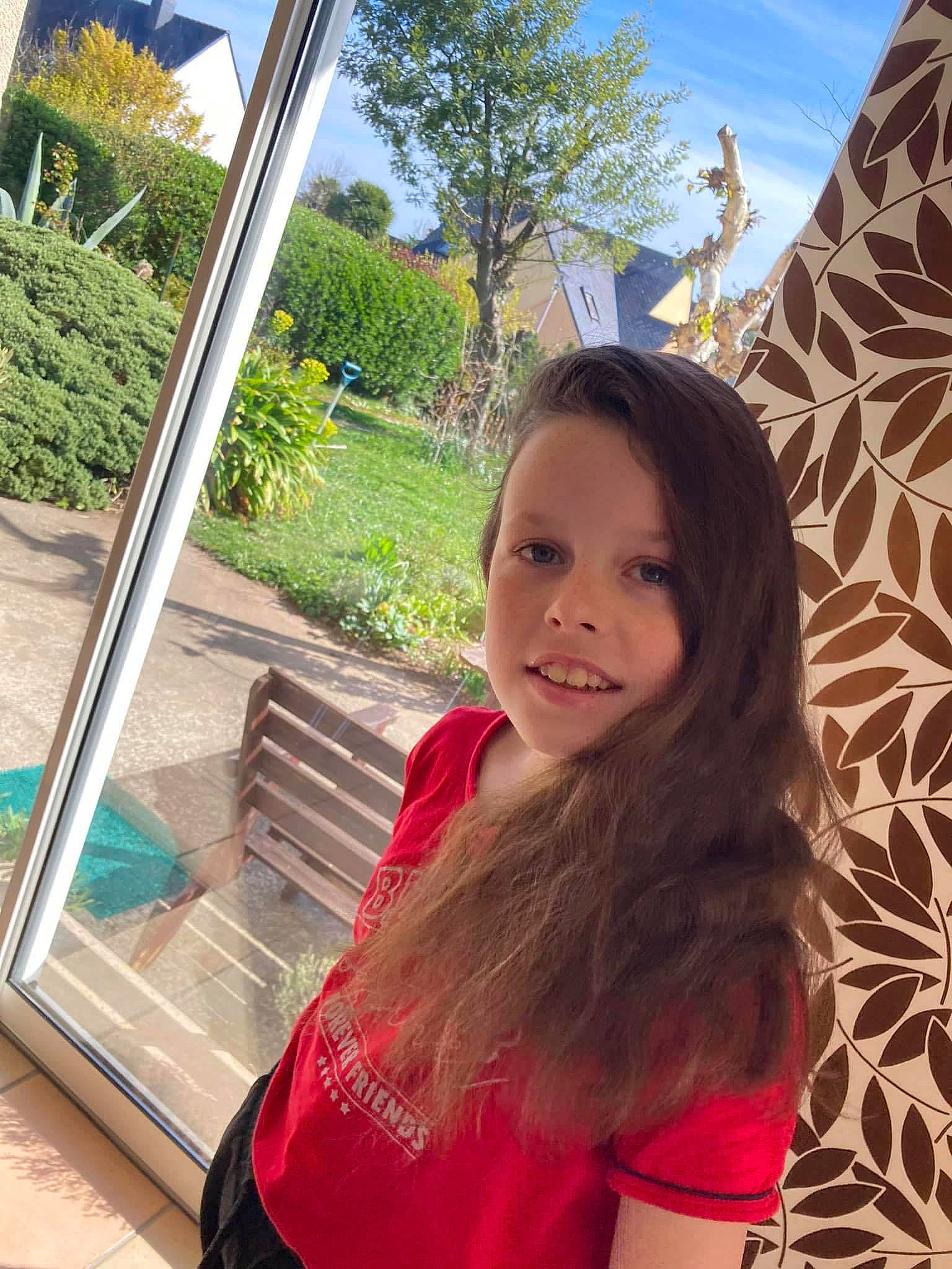 Maelyss a rejoint le concours — aidez-le/la à gagner de superbes lots ! brown_hair, fun, grass, happy, joy, leisure, long_hair, person, plant, recreation, selfie, sitting, sky, smile, summer, toddler, tourism, travel, tree, vacation