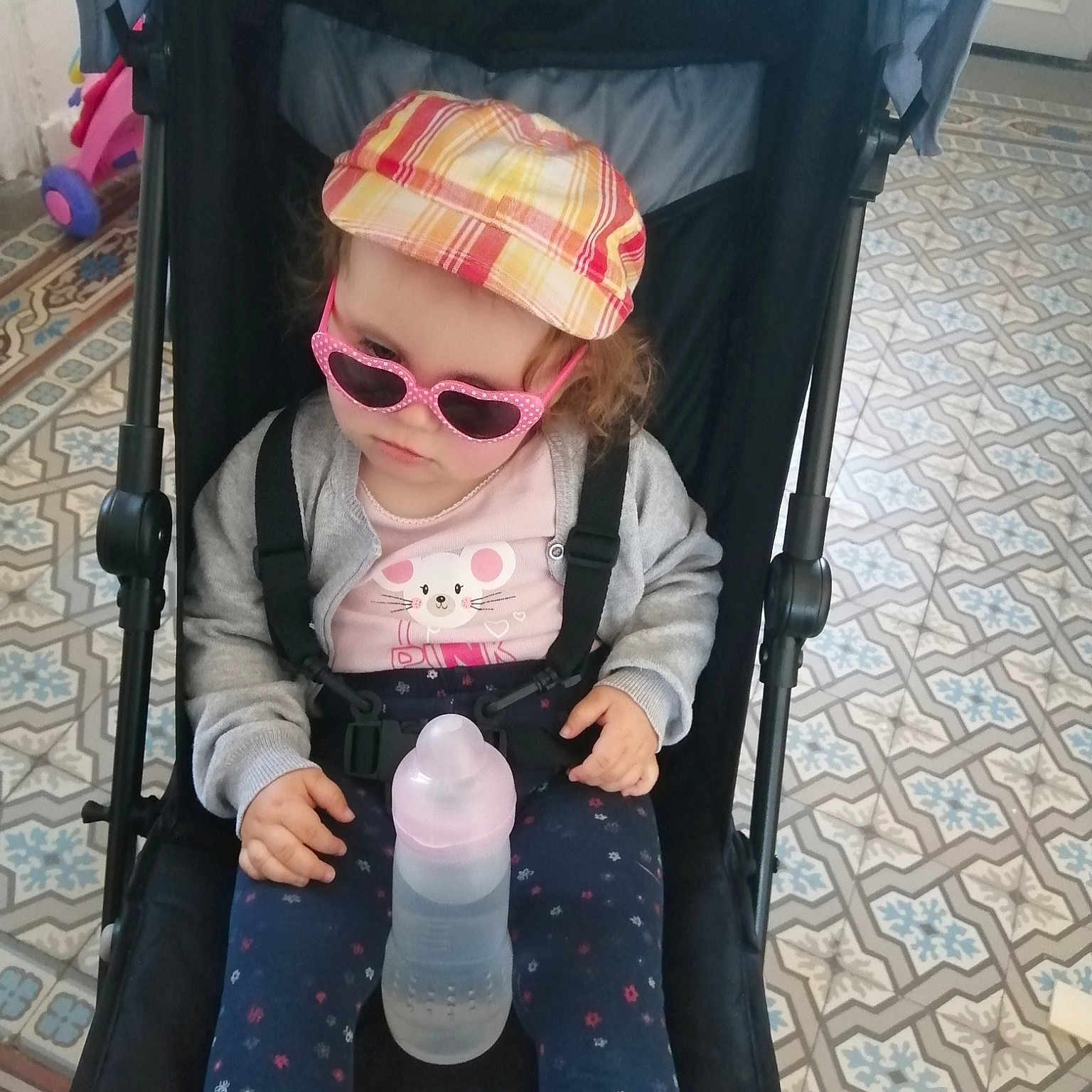 Amandine a rejoint le concours — aidez-le/la à gagner de superbes lots ! baby, baby_carriage, baby_products, baby_safety, baby_toddler_clothing, bottle, car_seat, child, cool, eyewear, fun, goggles, personal_protective_equipment, plastic_bottle, sitting, skin, smile, sunglasses, toddler, vision_care