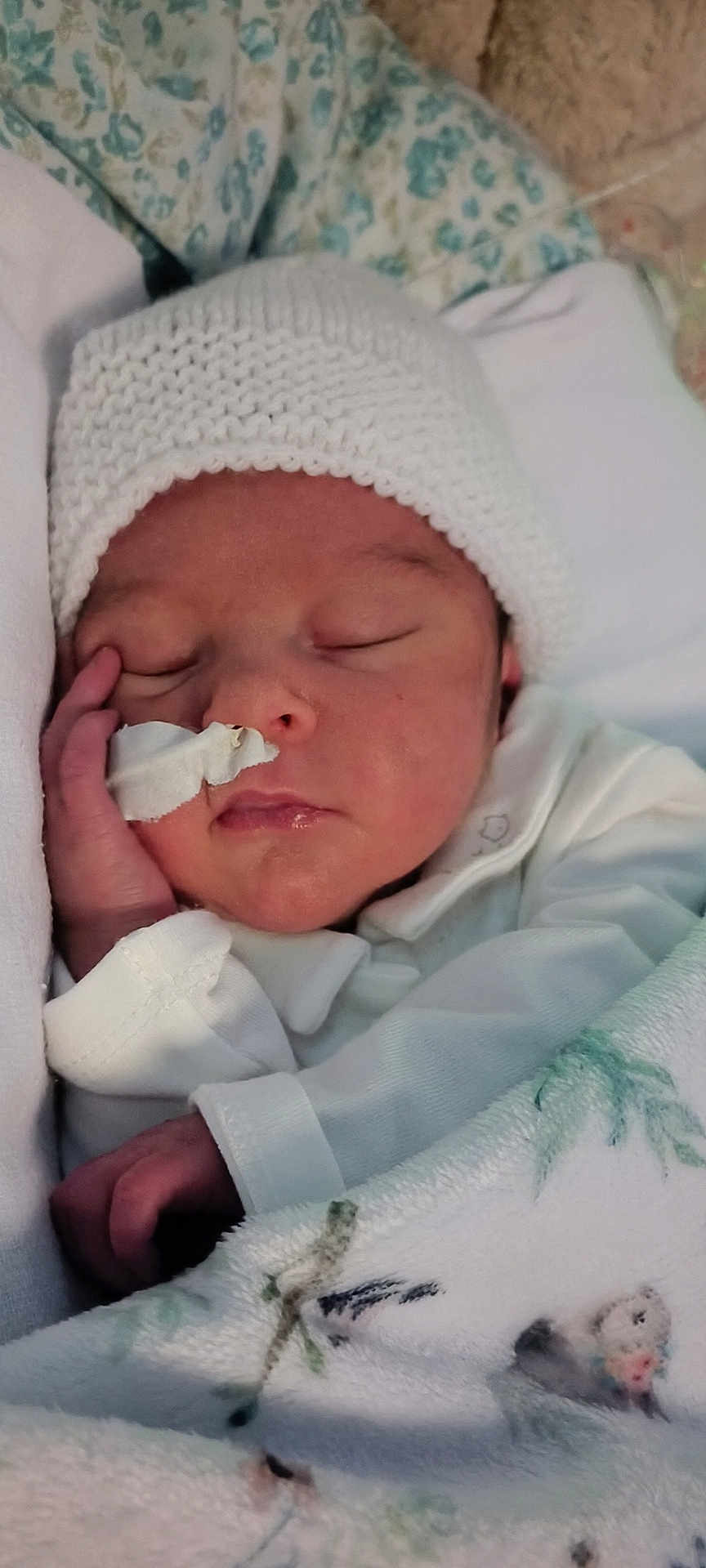 Ana a rejoint le concours — aidez-le/la à gagner de superbes lots ! newborn, baby, sleeping, blanket, hat, face, hand, cozy, infant, medical_tape, resting, cute, soft, closeup, indoors, child, peaceful, warm, portrait, baby_clothes