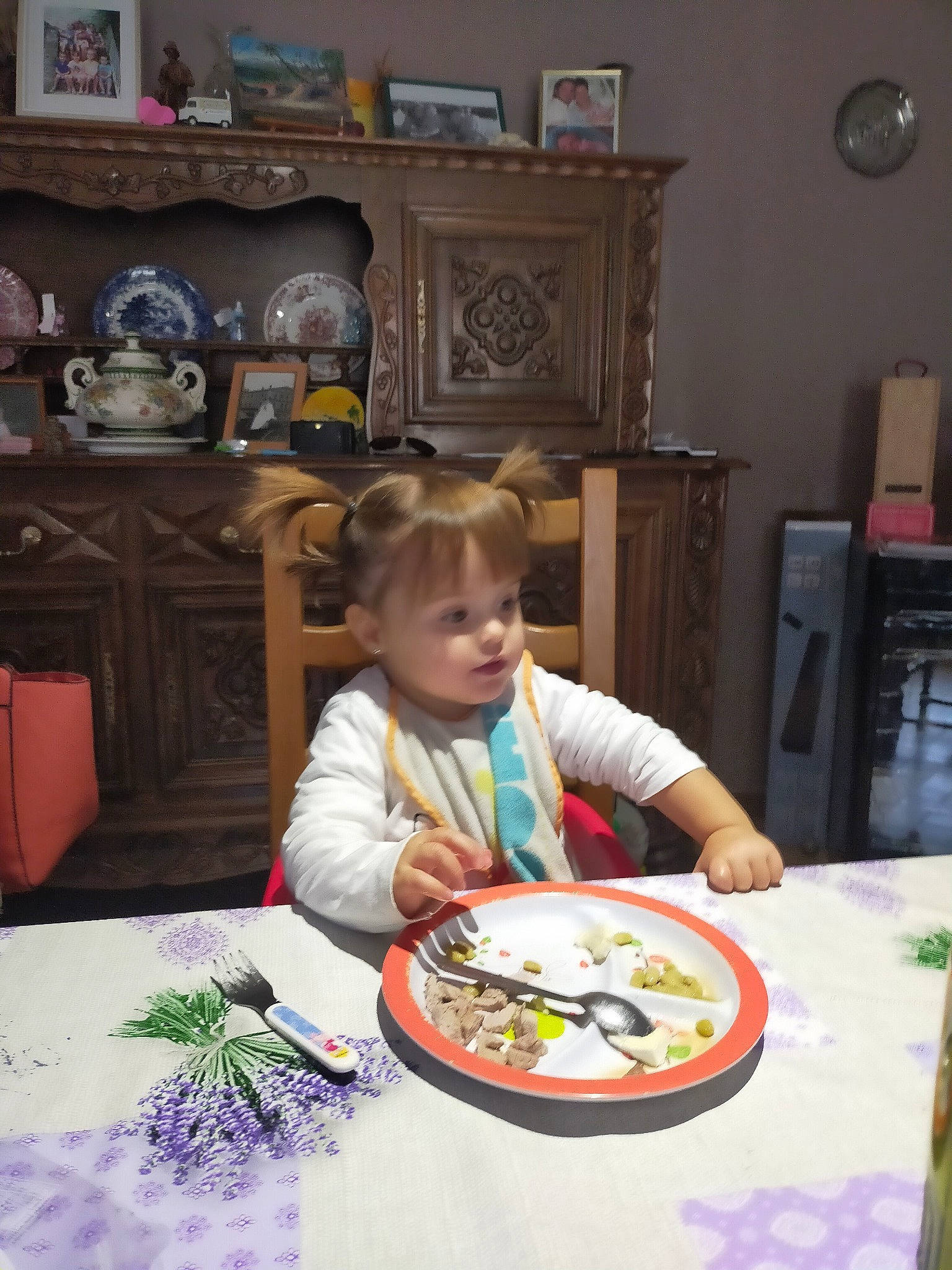 Candice a rejoint le concours — aidez-le/la à gagner de superbes lots ! art, chair, child, comfort_food, dishware, event, furniture, linens, person, picture_frame, plate, play, porcelain, room, sharing, shelf, t_shirt, table, tableware, textile