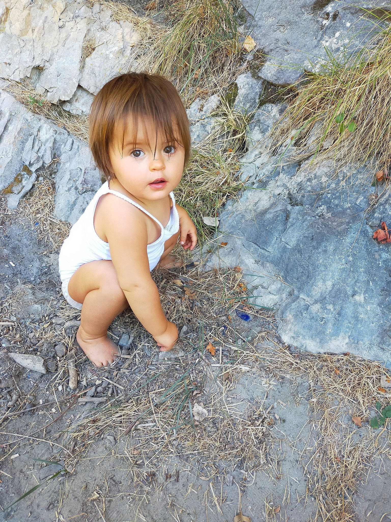 Candice participe au concours pour gagner de l'argent avec cette photo : asphalt, bedrock, eye, face, flash_photography, fun, grass, hair, happy, head, human_body, human_leg, landscape, long_hair, people_in_nature, person, thigh, toddler, tree, wood