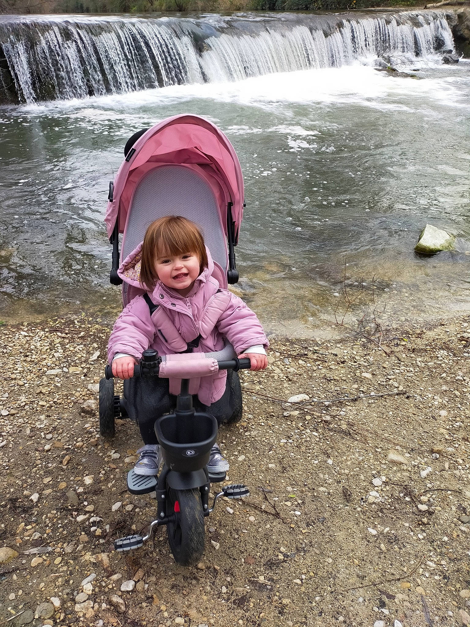 Candice a rejoint le concours — aidez-le/la à gagner de superbes lots ! beauty, body_of_water, child, fluvial_landforms_of_streams, fun, geological_phenomenon, jacket, joy, landscape, leisure, natural_environment, natural_landscape, nature, people_in_nature, person, photograph, recreation, tire, toddler, travel