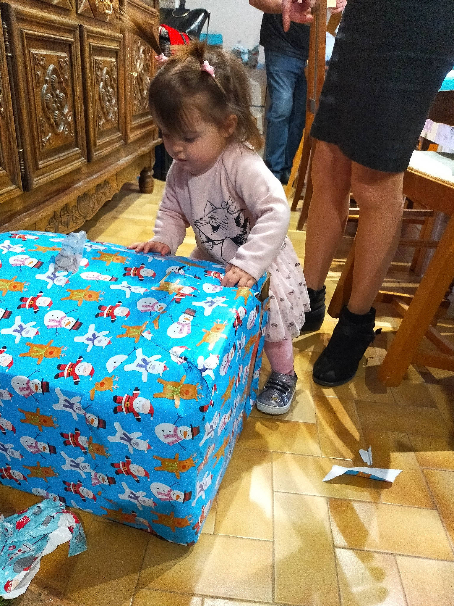 Candice a rejoint le concours — aidez-le/la à gagner de superbes lots ! bag, blue, child, electric_blue, event, floor, flooring, fun, leg, leisure, luggage_and_bags, person, recreation, room, sandal, shoe, shorts, sneakers, t_shirt, toddler