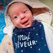 Soan a rejoint le concours — aidez-le/la à gagner de superbes lots ! baby, baby_garment, blanket, blue_outfit, child, closeup, clothing, cozy, cute, expressive, face, happy, hooded_jacket, indoor, infant, newborn, portrait, smiling, stars, warm