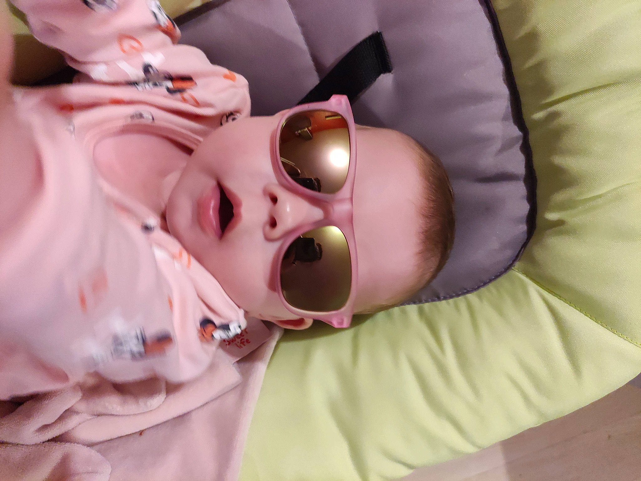 Shéryne participe au concours pour gagner de l'argent avec cette photo : baby, baby_products, baby_toddler_clothing, cheek, comfort, drinkware, event, eyelash, eyewear, glasses, goggles, hat, human_body, nail, nose, person, pink, skin, sunglasses, toddler