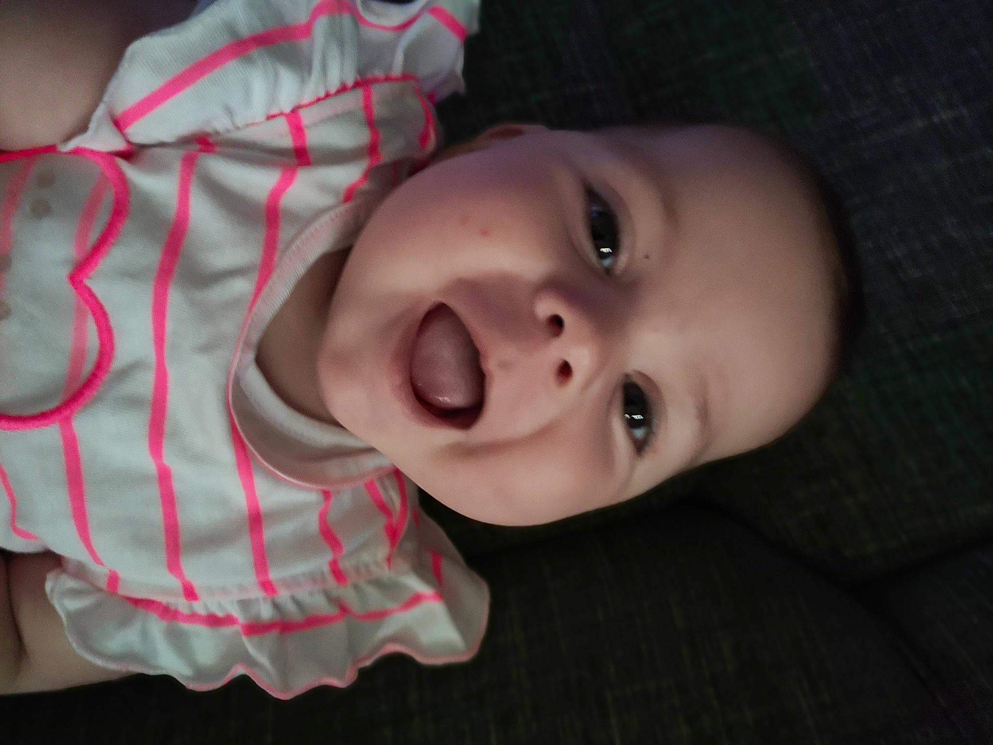 Shéryne a rejoint le concours — aidez-le/la à gagner de superbes lots ! baby, baby_toddler_clothing, carmine, cheek, child, collar, elbow, eyelash, flash_photography, fun, human_body, iris, lip, mouth, nose, pattern, person, skin, sleeve, smile