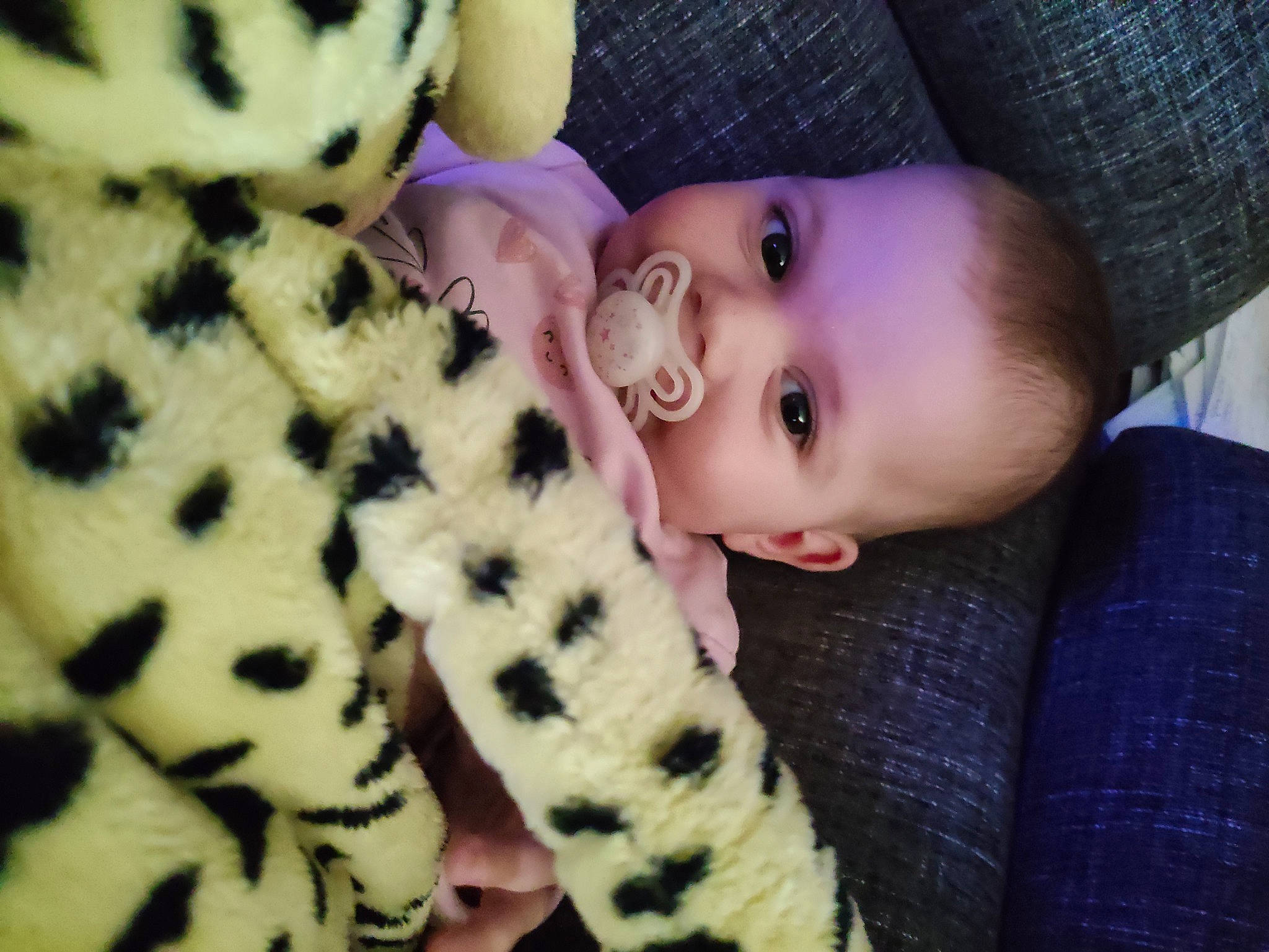 Shéryne a rejoint le concours — aidez-le/la à gagner de superbes lots ! baby, baby_toddler_clothing, black_hair, eye, facial_expression, fur_clothing, hand, hat, lip, nose, organ, outerwear, pattern, person, product, skin, sleeve, sun_hat, textile, toddler