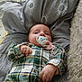 François participe au concours pour gagner de l'argent avec cette photo : baby, blanket, child, close_up, clothing, comfort, couch, cute, face, hand, indoors, infant, lying_down, pacifier, pattern, plaid_shirt, portrait, relaxing, soft_light, young