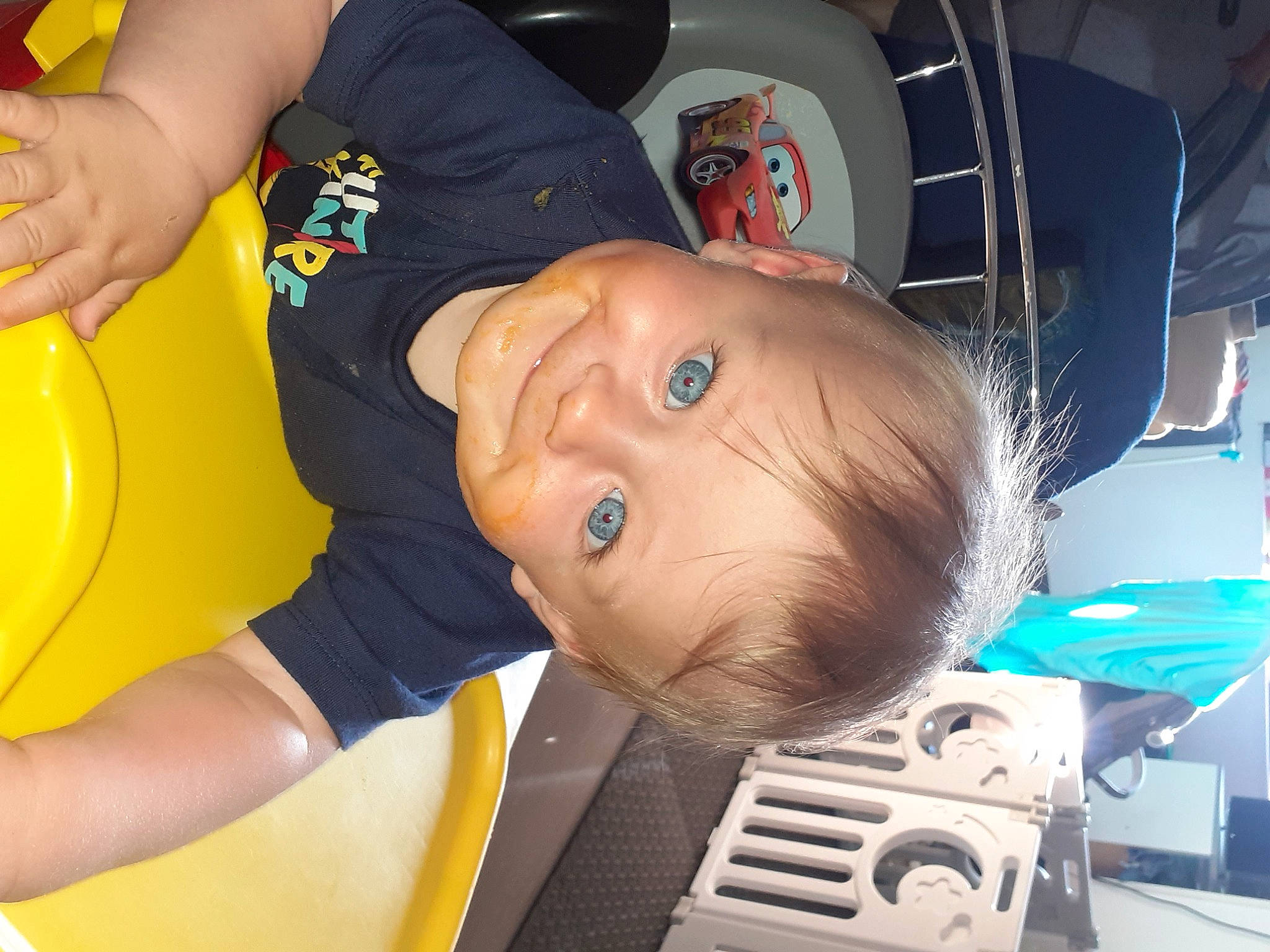 Charly a rejoint le concours — aidez-le/la à gagner de superbes lots ! baby, baby_products, chair, child, electric_blue, finger, fun, happy, joy, leisure, mouth, nose, party, person, recreation, room, smile, t_shirt, toddler, yellow