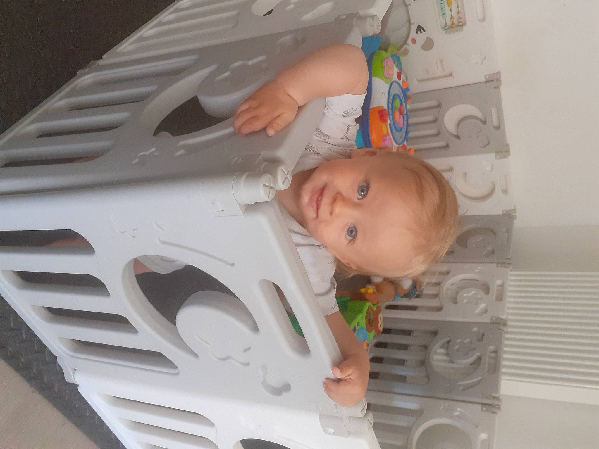 Charly a rejoint le concours — aidez-le/la à gagner de superbes lots ! automotive_design, automotive_exterior, automotive_wheel_system, baby, baby_products, baby_safety, child, comfort, fun, motor_vehicle, pattern, person, personal_protective_equipment, plastic, room, smile, toddler, vehicle_door