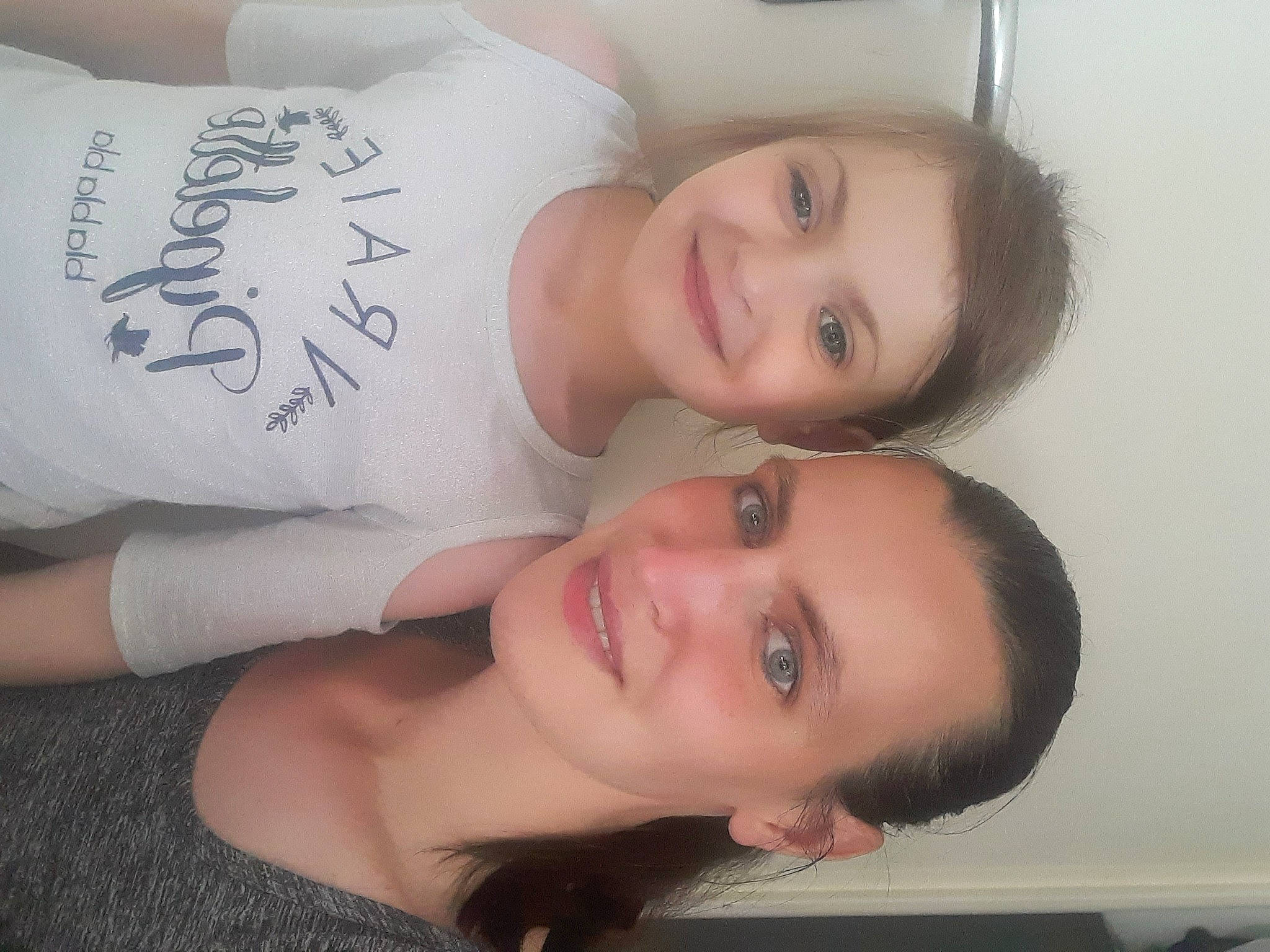 Emy a rejoint le concours — aidez-le/la à gagner de superbes lots ! arm, comfort, dress, eye, eyebrow, eyelash, face, gesture, happy, head, jaw, joint, joy, lip, mouth, muscle, nose, organ, person, plant