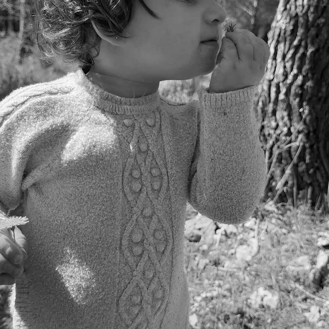 Sohana participe au concours pour gagner de l'argent avec cette photo : balloon, bodypart, child, clothing, face, female, finger, food, girl, hand, hat, head, knitwear, person, photography, plant, portrait, sweater, sweatshirt, tree