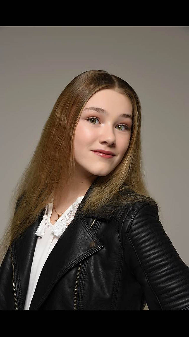 Flavie a rejoint le concours — aidez-le/la à gagner de superbes lots ! beauty, blond, brown_hair, eyebrow, face, hair, hair_coloring, hairstyle, jacket, lady, layered_hair, leather, leather_jacket, lip, long_hair, material_property, model, person, photo_shoot, photography