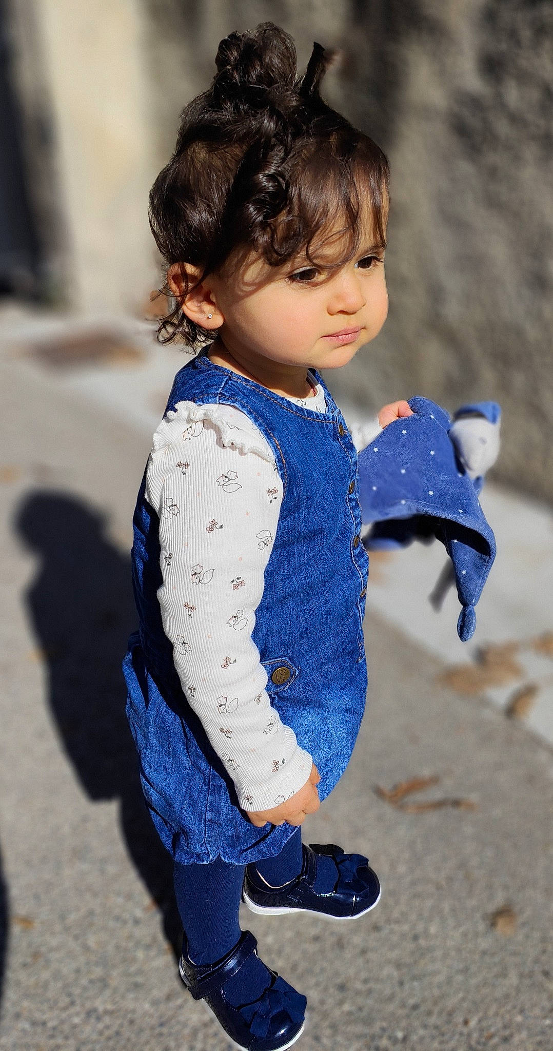Kiara participe au concours pour gagner de l'argent avec cette photo : art, azure, baby_toddler_clothing, brown_hair, child, denim, doll, electric_blue, face, fashion_accessory, fur, hair, happy, iris, pattern, person, play, sleeve, textile, toddler