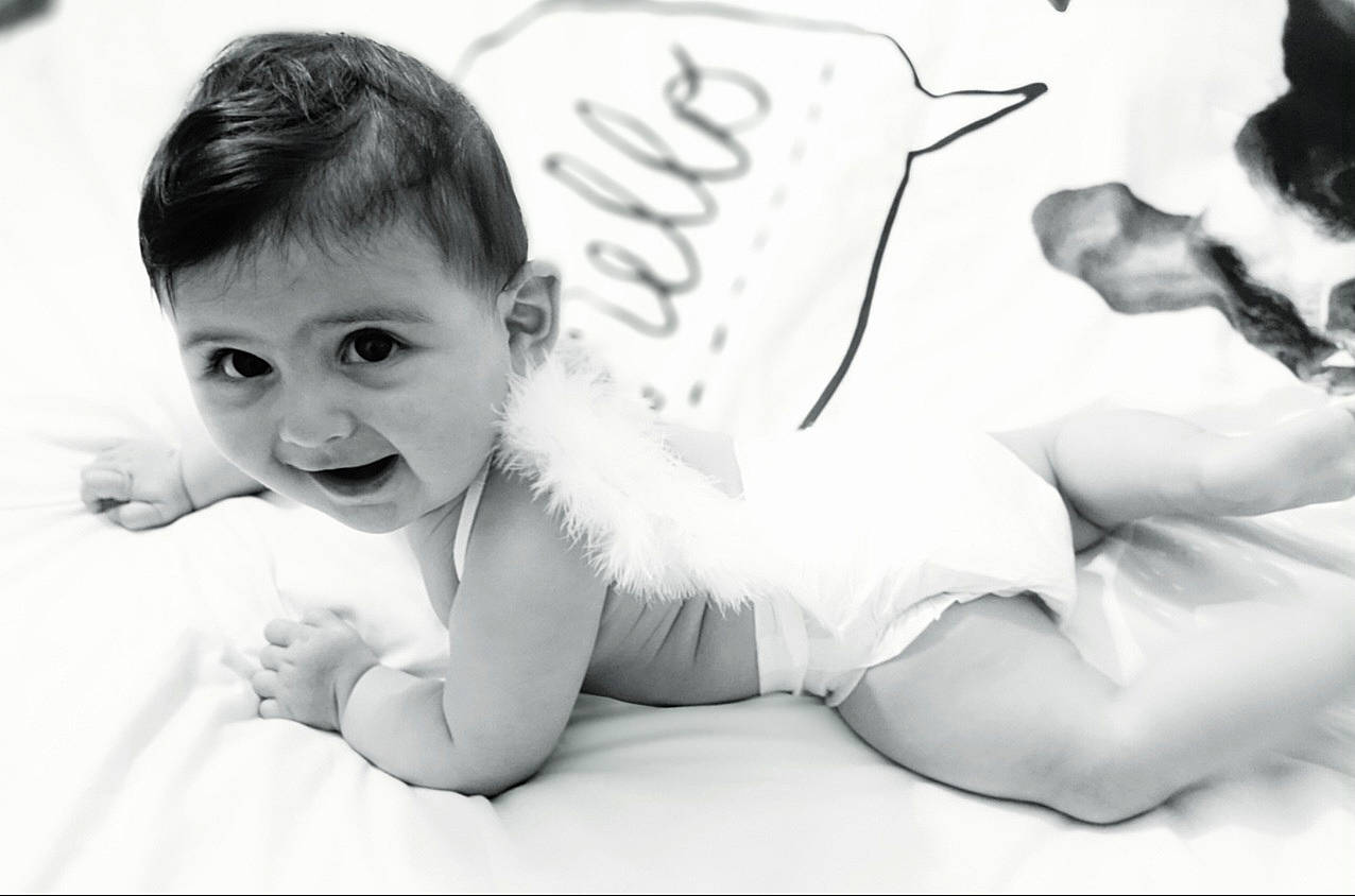 Kiara a rejoint le concours — aidez-le/la à gagner de superbes lots ! baby, baby_toddler_clothing, black, black_and_white, child, comfort, elbow, finger, flash_photography, flooring, fun, gesture, happy, human_leg, monochrome, monochrome_photography, person, sitting, smile, style