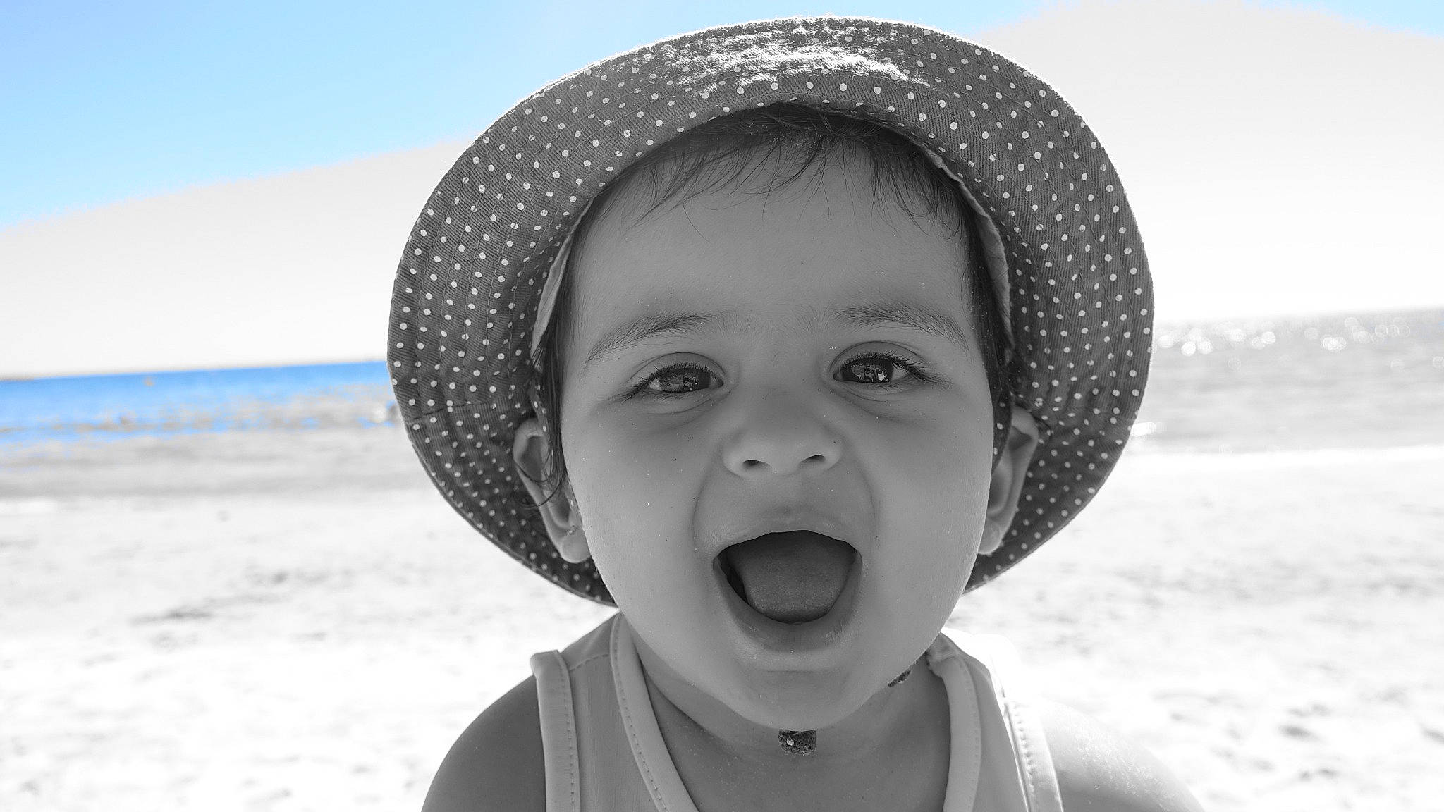 Kiara participe au concours pour gagner de l'argent avec cette photo : beach, beauty, cap, close_up, flash_photography, fun, happy, hat, headgear, headwear, landscape, lip, monochrome_photography, nose, people_in_nature, person, photograph, sky, smile, sun_hat