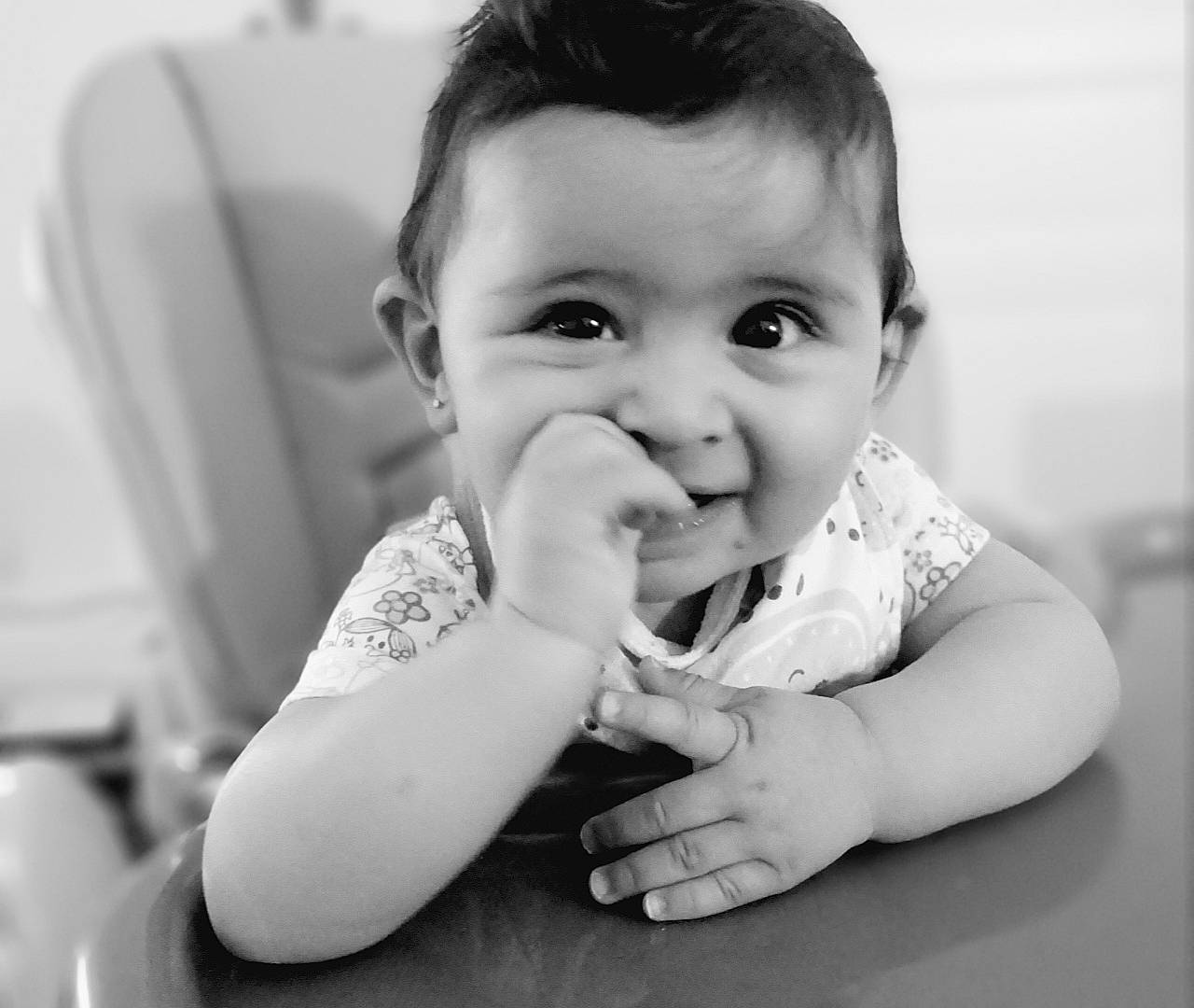 Kiara participe au concours pour gagner de l'argent avec cette photo : arm, black_and_white, chair, cheek, comfort, eye, eyelash, face, flash_photography, gesture, hand, happy, iris, leg, lip, nose, person, skin, smile, style