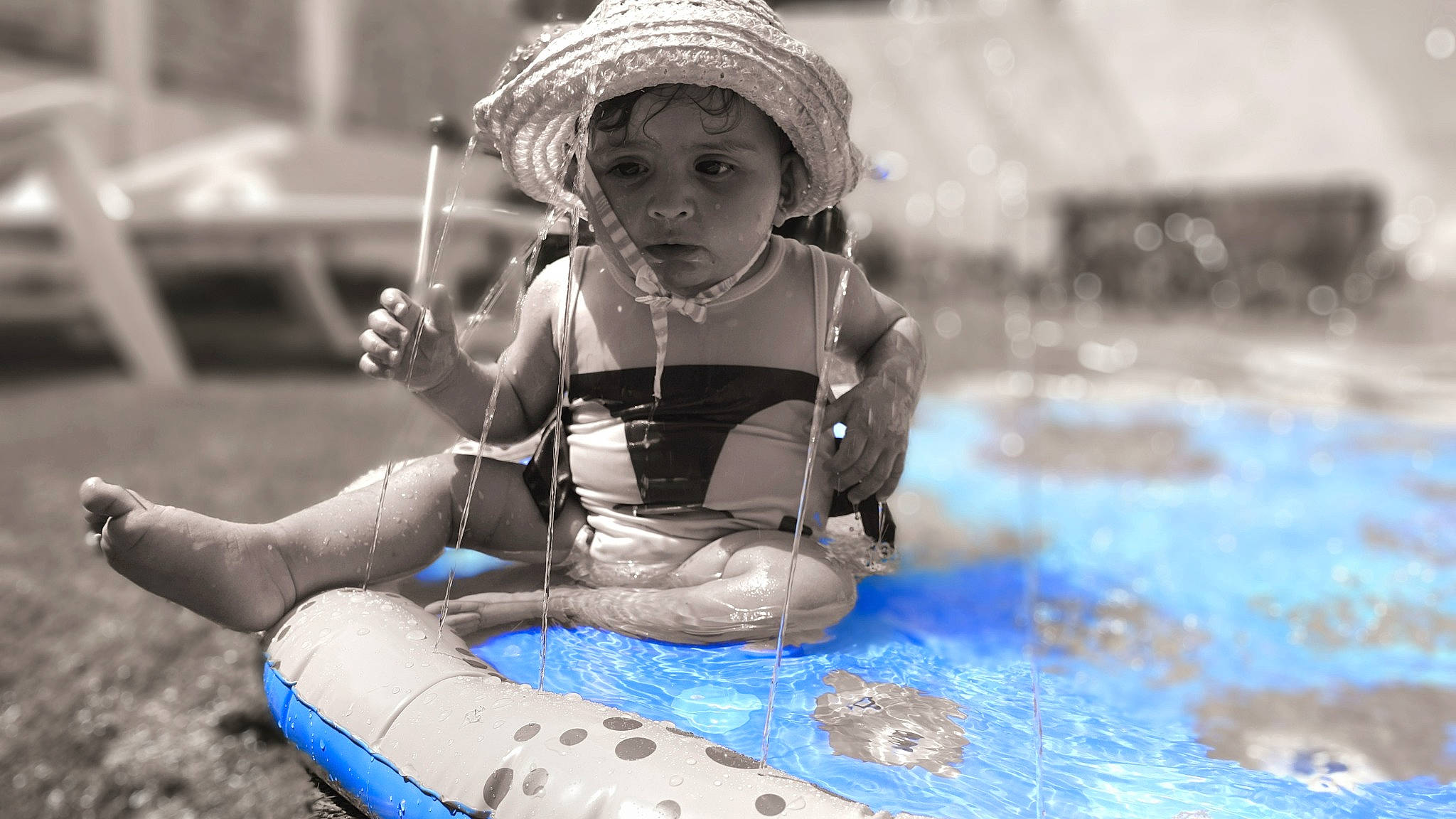 Kiara a rejoint le concours — aidez-le/la à gagner de superbes lots ! cap, child, electric_blue, fashion_accessory, fun, grass, happy, hat, headwear, human_leg, knee, landscape, leisure, people_in_nature, person, personal_protective_equipment, recreation, sitting, sun_hat, toddler