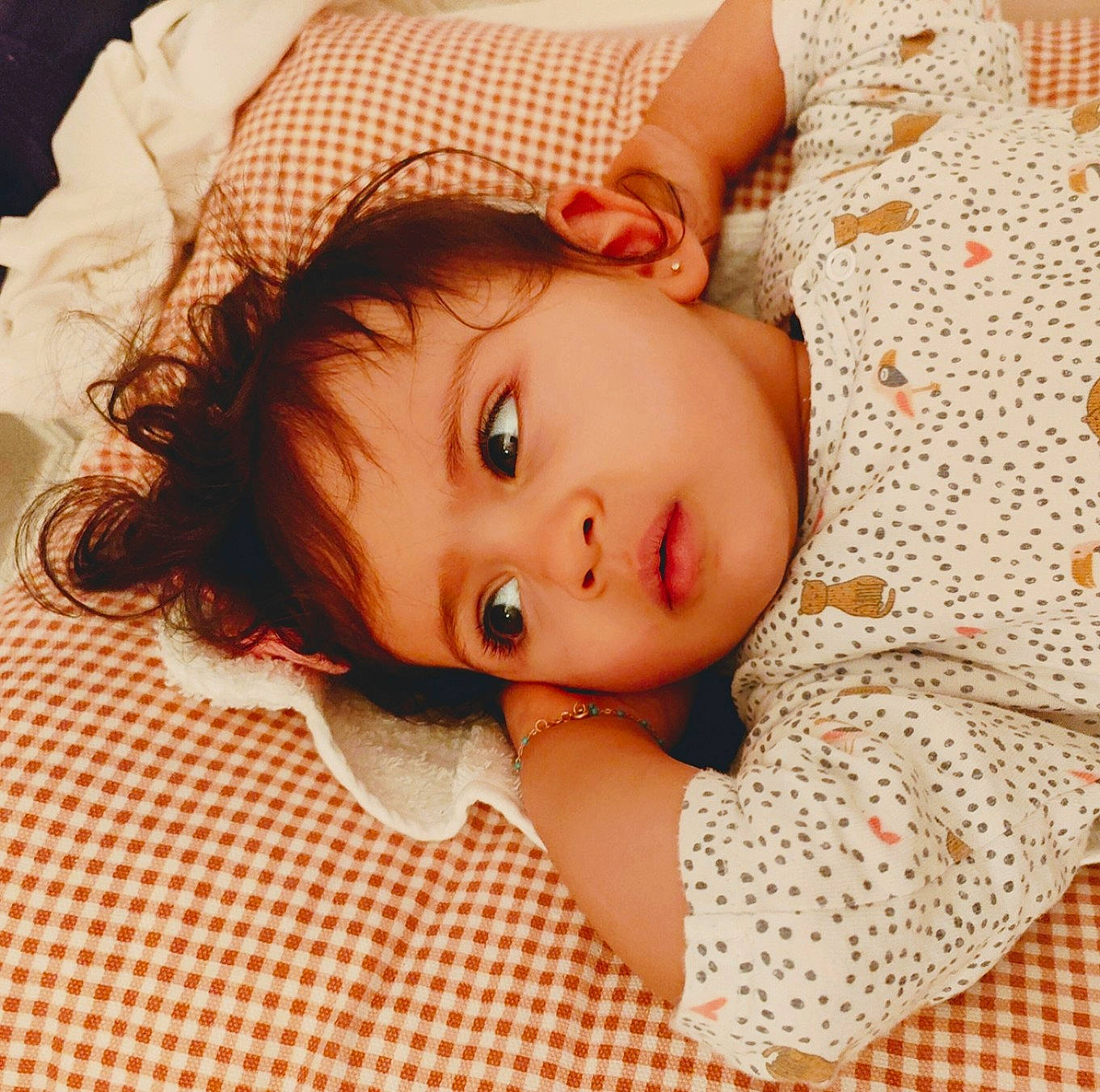 Kiara participe au concours pour gagner de l'argent avec cette photo : baby, baby_toddler_clothing, blond, brown_hair, cheek, chin, doll, eye, eyebrow, eyelash, headgear, iris, lip, nose, pattern, person, skin, sleeve, toy, white