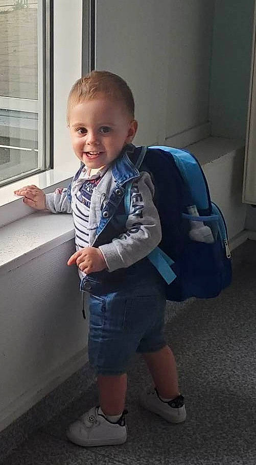 Leo a rejoint le concours — aidez-le/la à gagner de superbes lots ! baby, baby_toddler_clothing, bag, child, electric_blue, fun, happy, joint, joy, knee, luggage_and_bags, pattern, person, shorts, sitting, sleeve, smile, sock, t_shirt, toddler