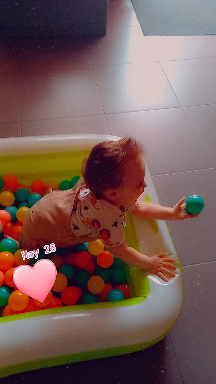 Leo participe au concours pour gagner de l'argent avec cette photo : baby, baby_playing_with_toys, baby_products, baby_toddler_clothing, baby_toys, bath_toy, bathing, child, flooring, fun, happy, leisure, person, play, product, recreation, sitting, thigh, toddler, toy