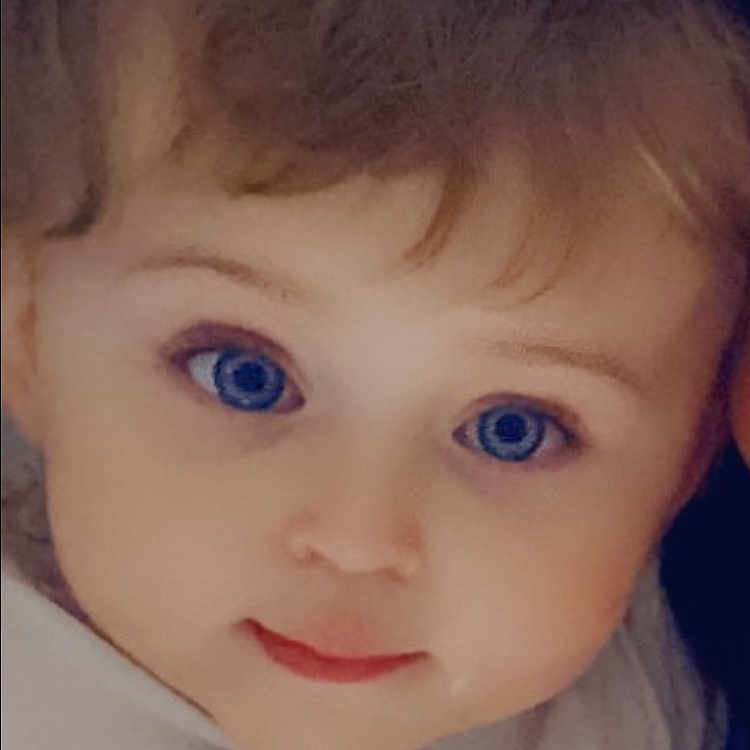 Emmy participe au concours pour gagner de l'argent avec cette photo : bangs, cheek, child, chin, cool, ear, eyebrow, eyelash, forehead, happy, iris, jaw, lip, mouth, neck, nose, skin, smile, t_shirt, toddler