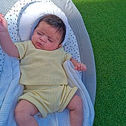 Usayd participe au concours pour gagner de l'argent avec cette photo : arm, baby, baby_seat, blanket, child, cozy, cute, dotted_pattern, expression, grass, hair, head, infant, legs, lounging, outdoor, pillow, portrait, sunlit, yellow_outfit