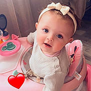 Keyna a rejoint le concours — aidez-le/la à gagner de superbes lots ! baby, child, infant, pink, headband, bow, walker, indoor, curtains, floor, toy, face, blue_eyes, sitting, cute, clothing, person, smiling, heart_emoji, playful