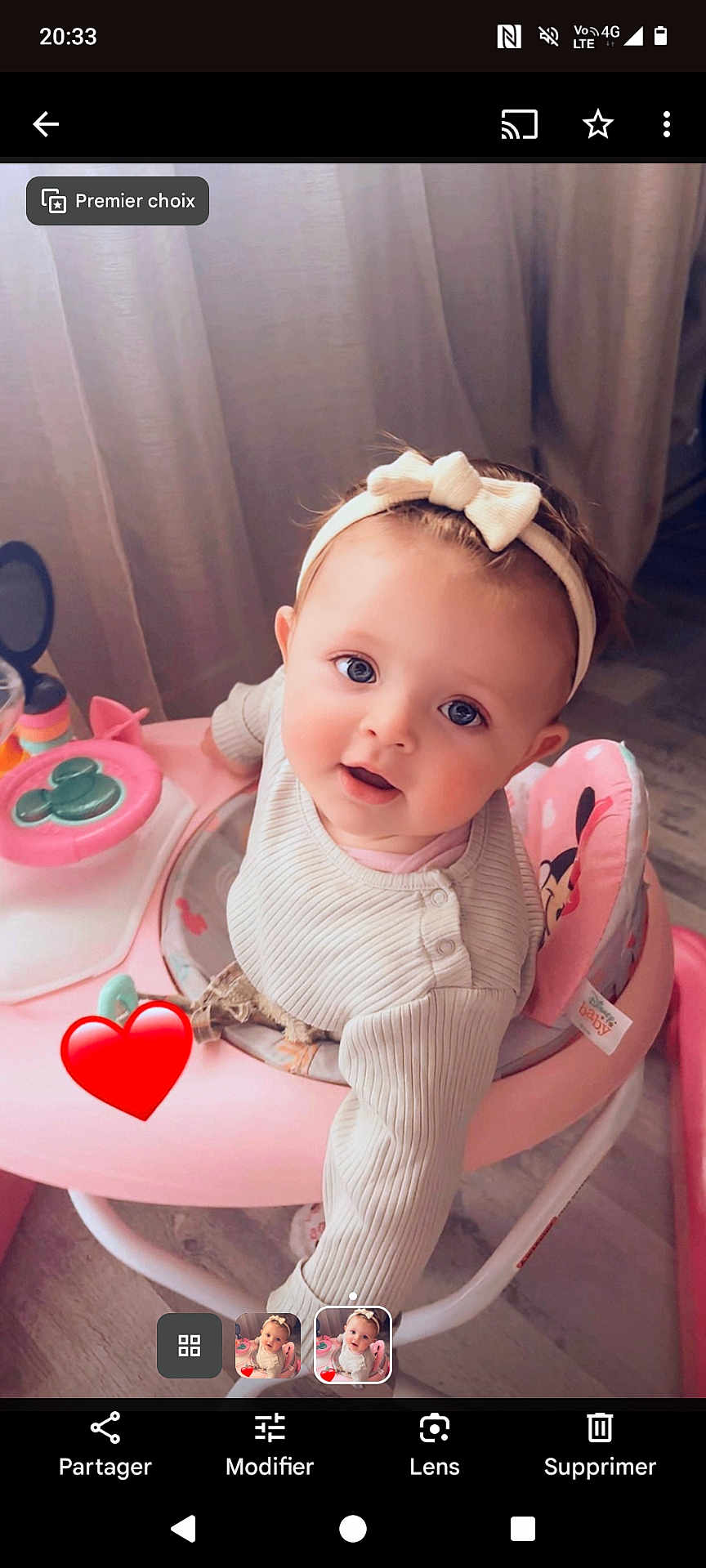 Keyna a rejoint le concours — aidez-le/la à gagner de superbes lots ! baby, child, infant, pink, headband, bow, walker, indoor, curtains, floor, toy, face, blue_eyes, sitting, cute, clothing, person, smiling, heart_emoji, playful