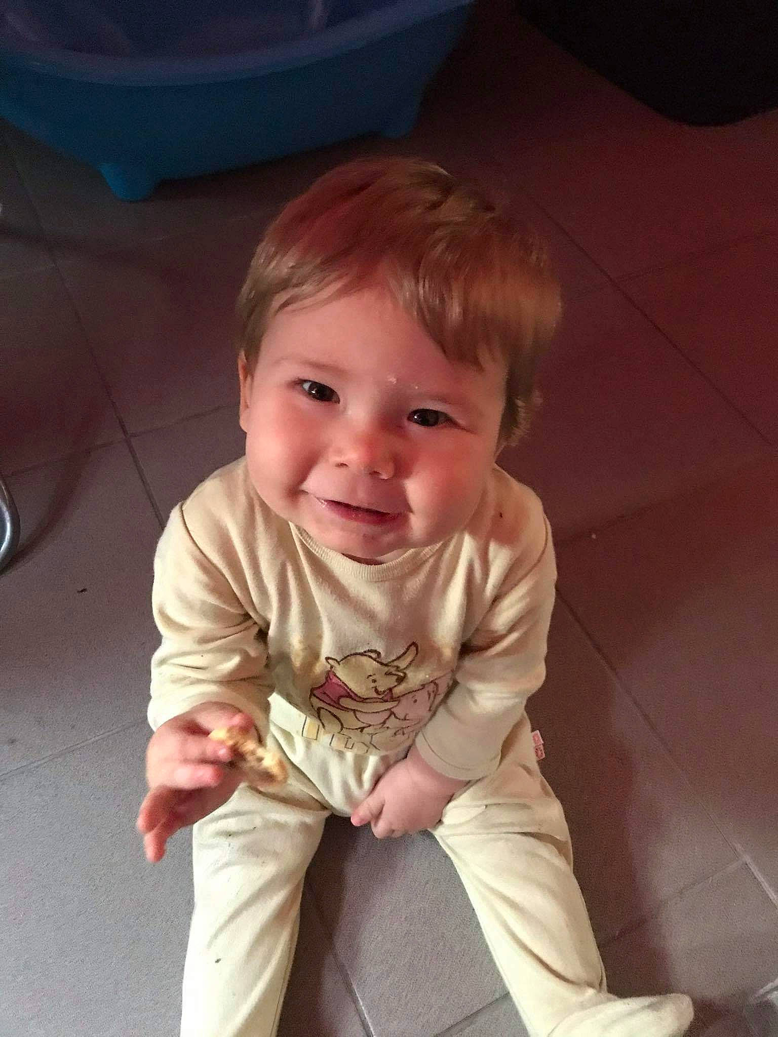 Djaÿsson participe au concours pour gagner de l'argent avec cette photo : baby, baby_toddler_clothing, blond, cheek, child, eye, face, flooring, fun, hair, happy, human_body, iris, nose, person, skin, sleeve, smile, t_shirt, thumb