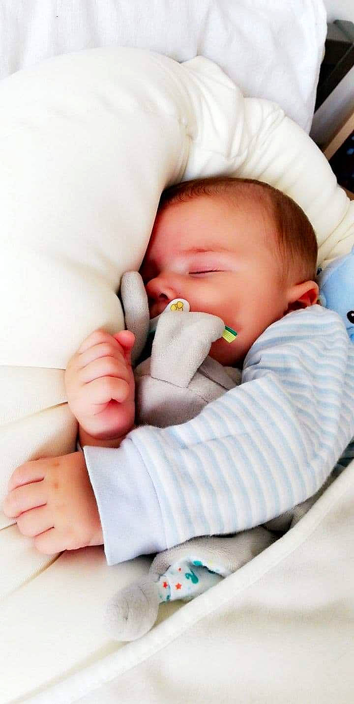 Djaÿsson participe au concours pour gagner de l'argent avec cette photo : baby, baby_products, baby_sleeping, baby_toddler_clothing, bedtime, cheek, child, comfort, eye, eyelash, finger, gesture, hand, linens, mouth, nail, nose, person, skin, thumb