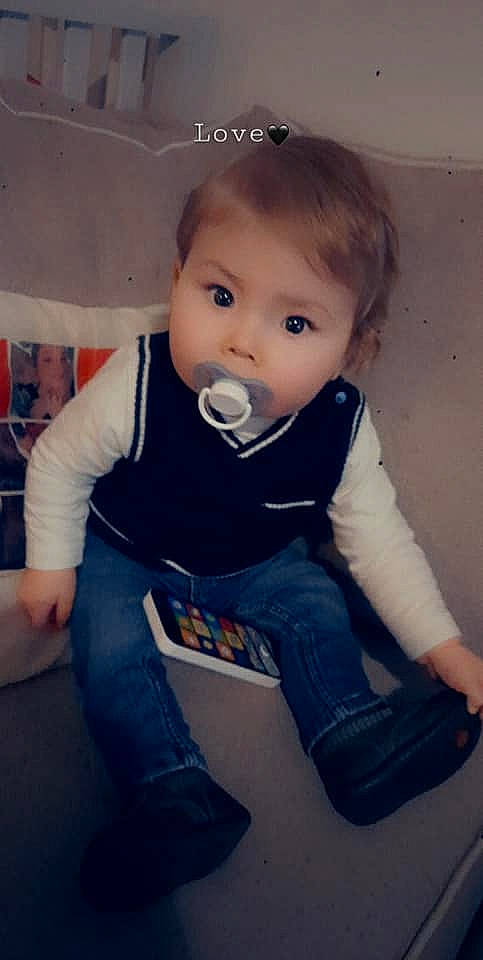 Djaÿsson a rejoint le concours — aidez-le/la à gagner de superbes lots ! arm, blue, cheek, clothing, eye, finger, floor, fun, green, hair, head, human, leg, lip, people, person, product, shoe, sitting, vertebrate