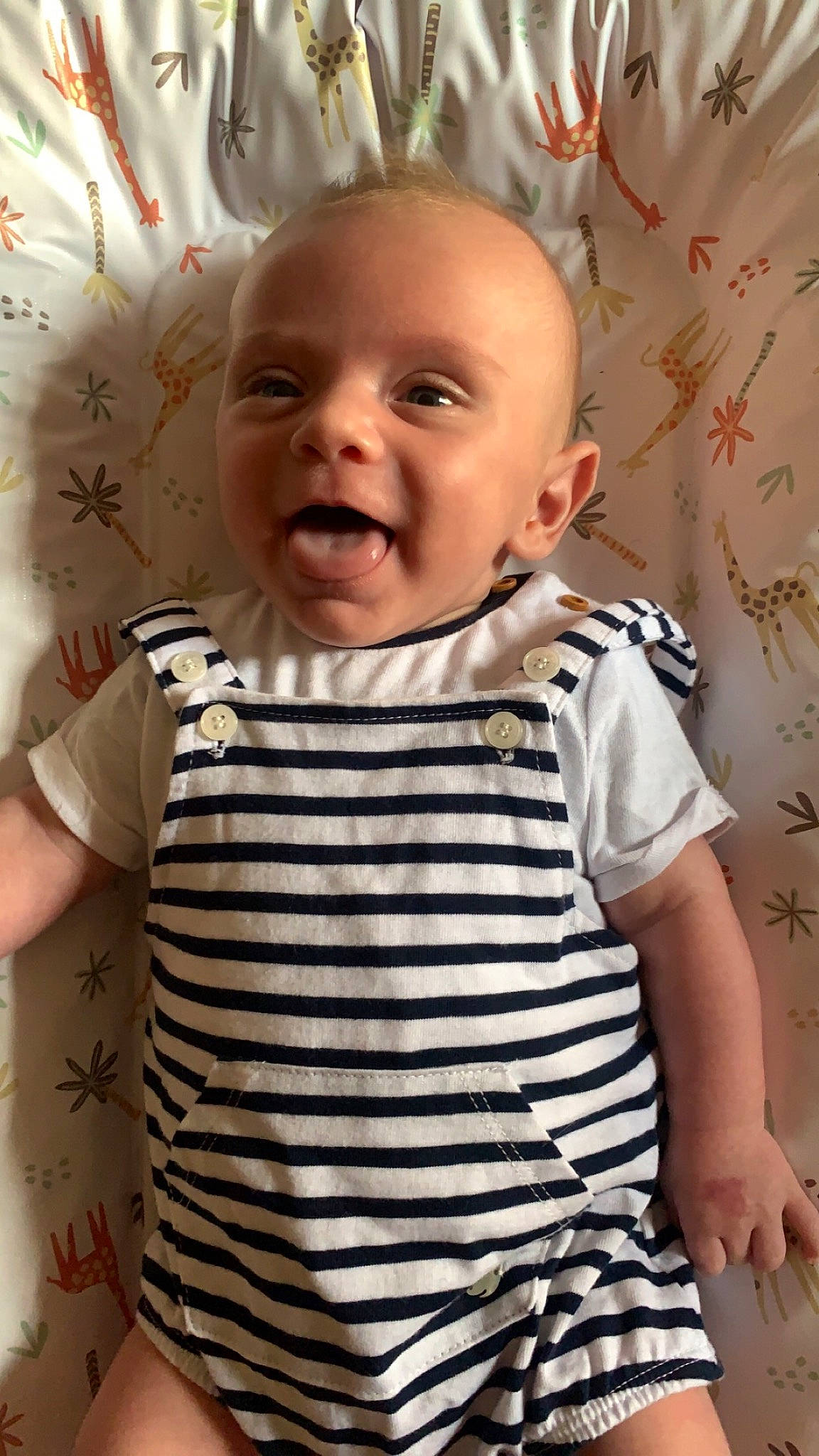 Roméo a rejoint le concours — aidez-le/la à gagner de superbes lots ! baby, baby_toddler_clothing, cheek, child, collar, facial_expression, happy, head, iris, neck, person, pink, product, skin, sleeve, smile, standing, t_shirt, textile, toddler