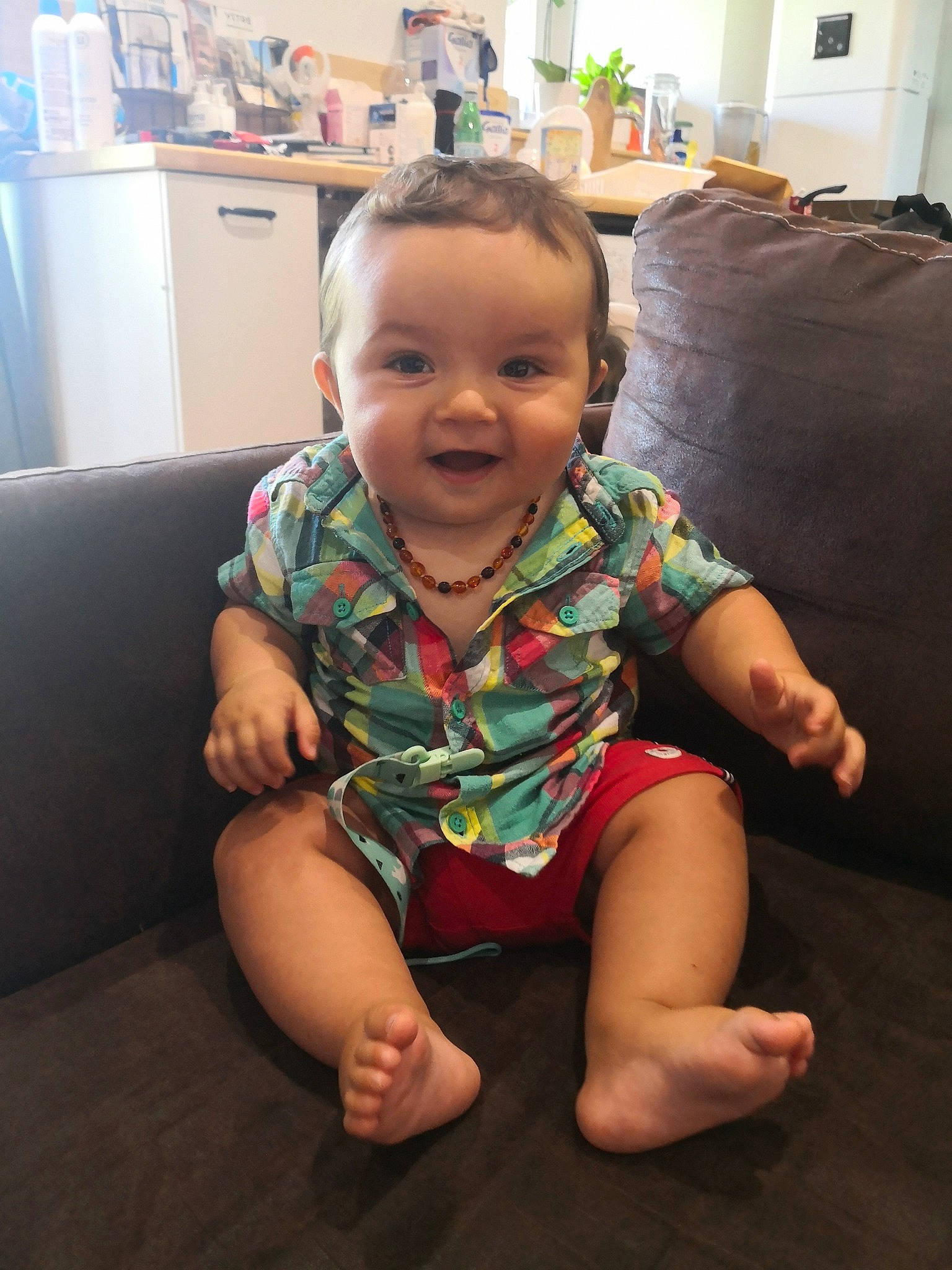 Noan a rejoint le concours — aidez-le/la à gagner de superbes lots ! baby_toddler_clothing, cheek, chin, dress, eye, face, finger, floor, hair, happy, head, human_body, iris, leg, mouth, neck, nose, person, skin, sleeve