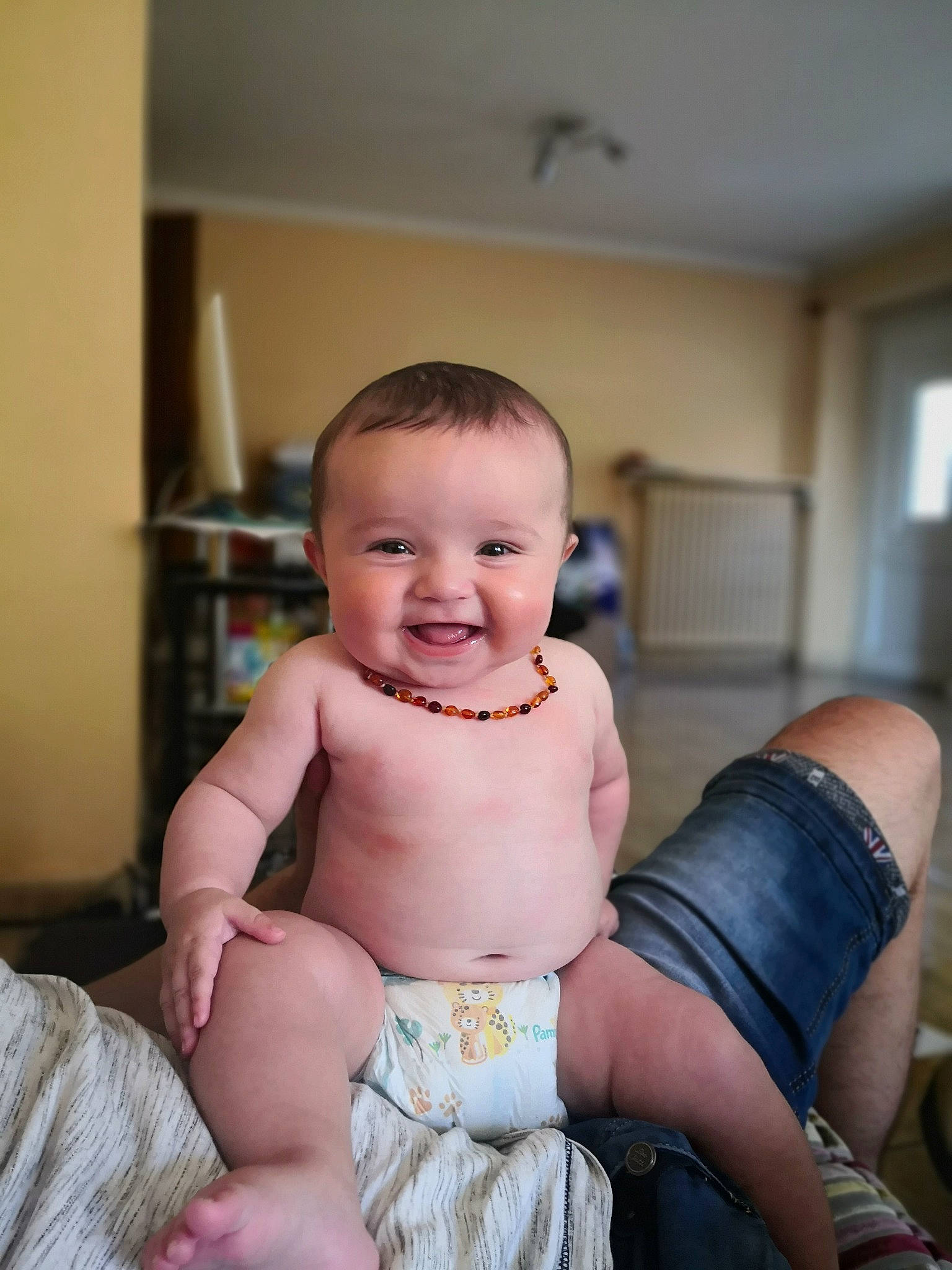 Noan participe au concours pour gagner de l'argent avec cette photo : abdomen, baby, baby_toddler_clothing, chair, cheek, chest, face, finger, happy, iris, joy, knee, leg, neck, person, skin, smile, stomach, thigh, thumb