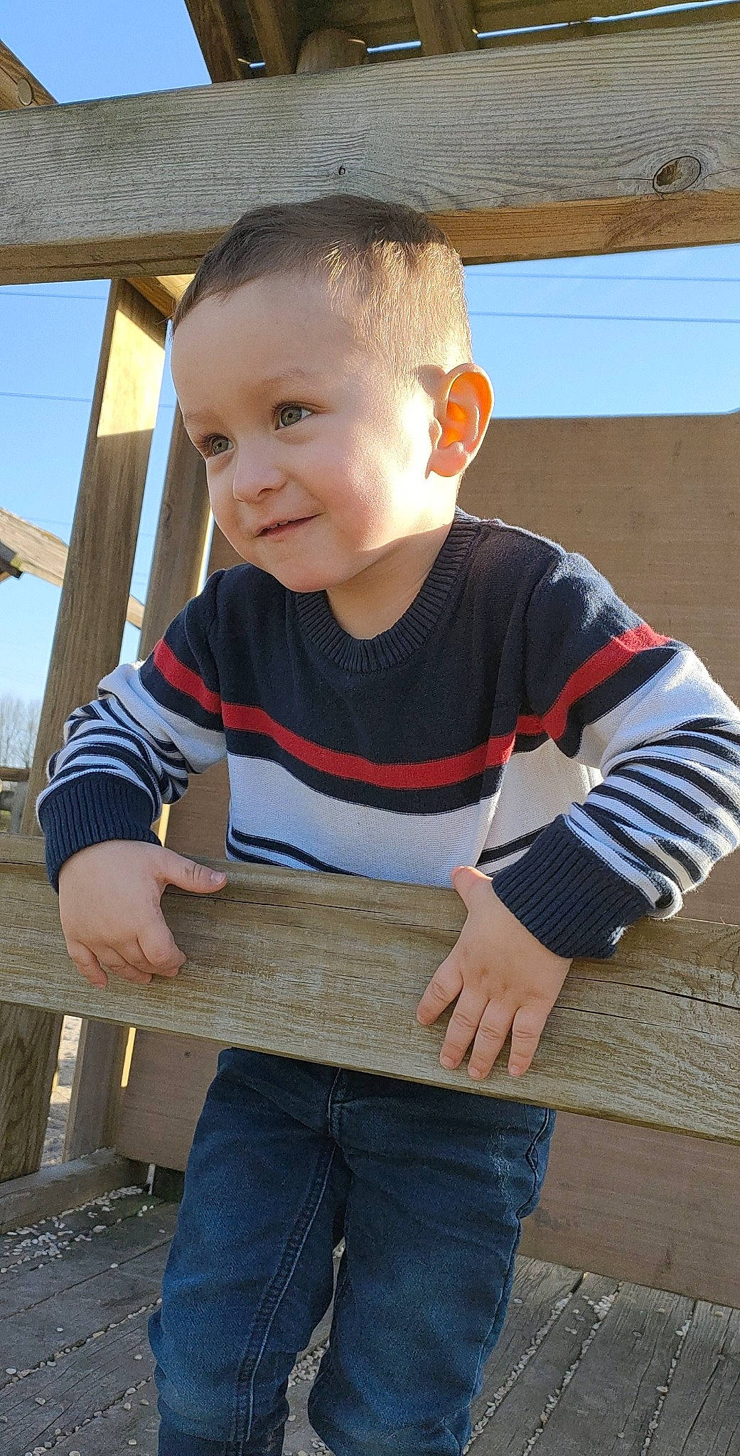 Aaron a rejoint le concours — aidez-le/la à gagner de superbes lots ! baby_toddler_clothing, child, chin, eye, face, facial_expression, finger, fun, hairstyle, happy, human_body, leisure, person, skin, sky, sleeve, smile, standing, t_shirt, toddler