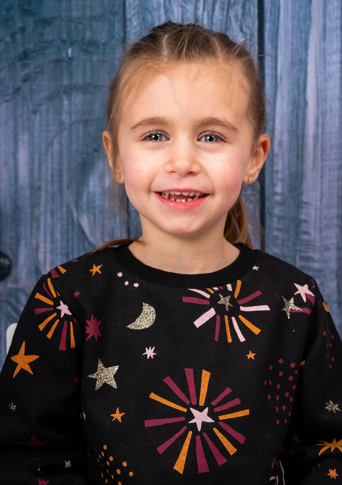 Maëllya participe au concours pour gagner de l'argent avec cette photo : baby_toddler_clothing, beauty, cheek, child, chin, curtain, event, eye, flash_photography, fun, hair, happy, head, iris, joy, pattern, person, skin, sleeve, smile