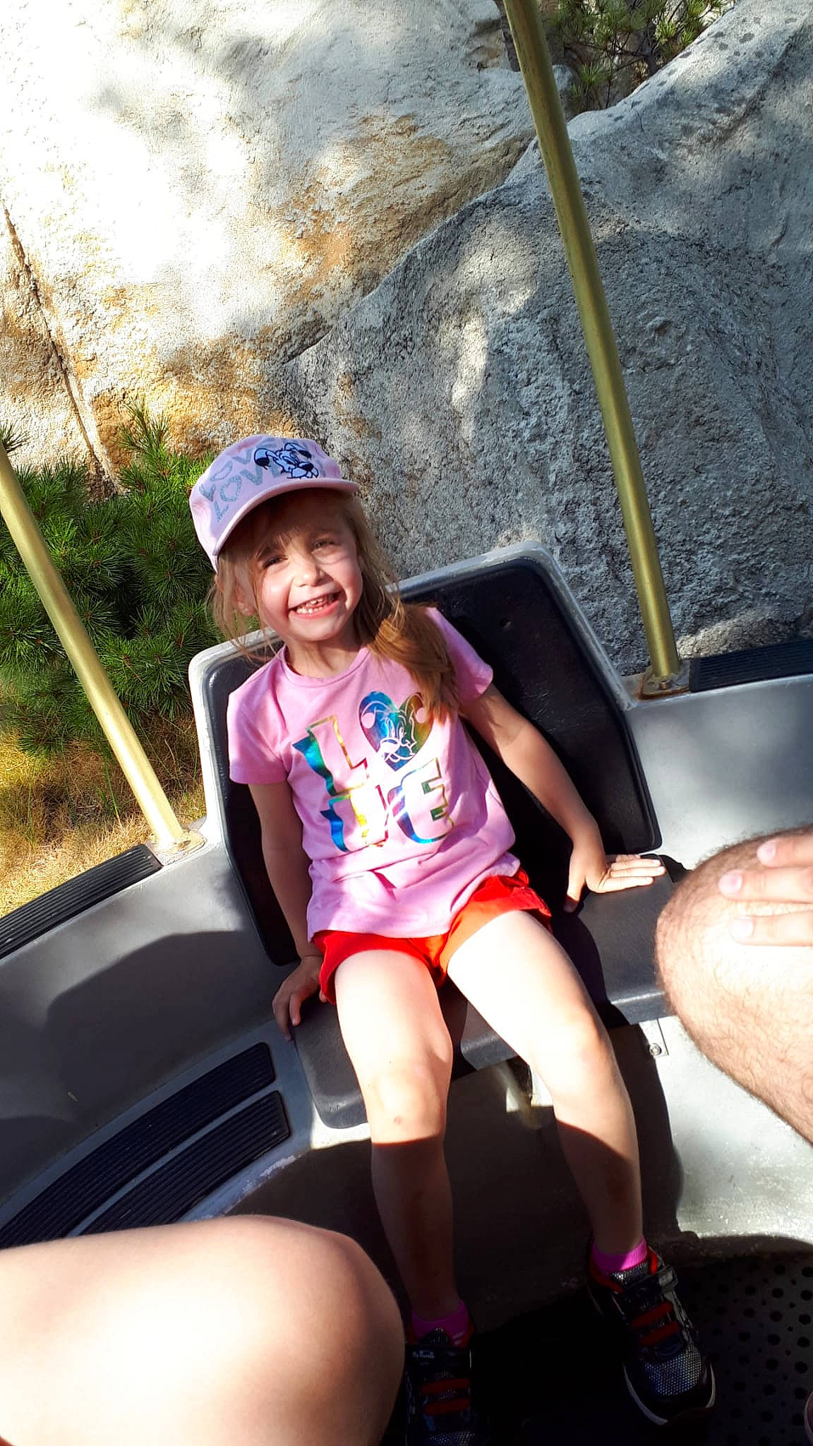 Maëllya participe au concours pour gagner de l'argent avec cette photo : child, cool, electric_blue, facial_expression, flash_photography, fun, happy, headwear, human_leg, joy, knee, leg, leisure, magenta, outdoor_play_equipment, person, recreation, shorts, smile, t_shirt