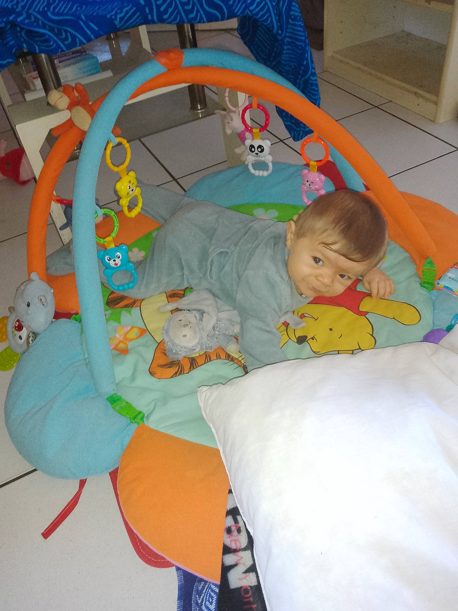 Noé a rejoint le concours — aidez-le/la à gagner de superbes lots ! art, baby, baby_mobile, baby_products, baby_toddler_clothing, baby_toys, chair, child, comfort, fun, infant_bed, lap, leisure, linens, person, play, room, sitting, stuffed_toy, toddler