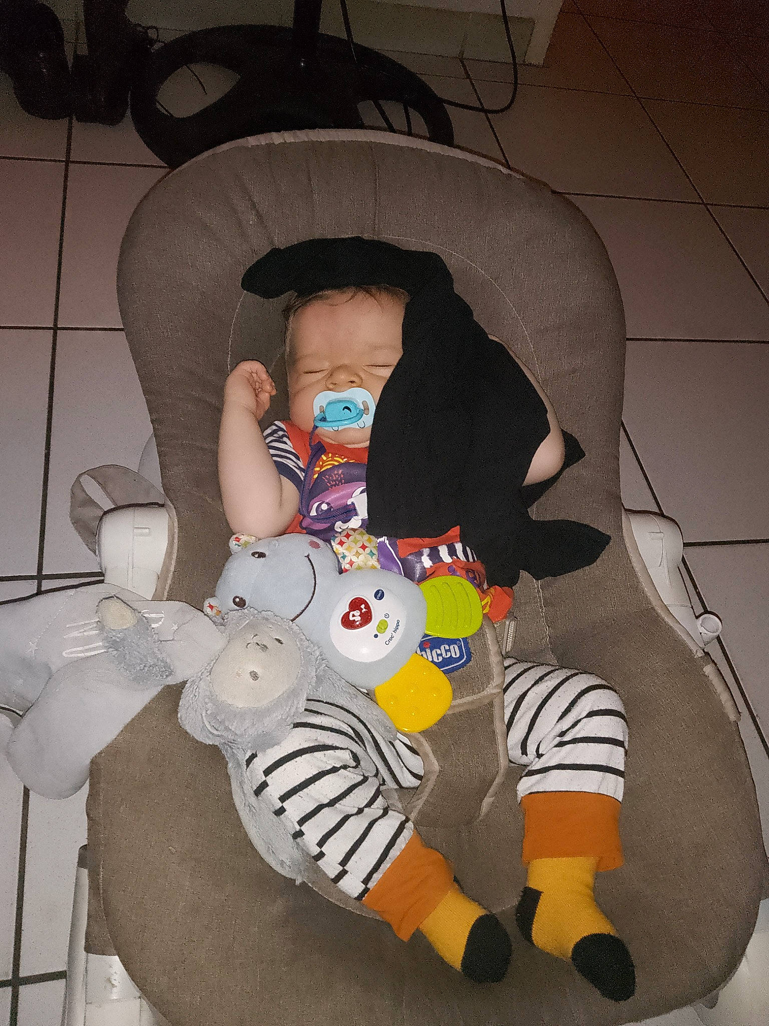 Noé a rejoint le concours — aidez-le/la à gagner de superbes lots ! baby, baby_products, baby_toddler_clothing, baby_toys, carmine, child, comfort, fictional_character, flooring, foot, hat, lap, person, plush, room, sitting, stuffed_toy, thigh, thumb, toddler