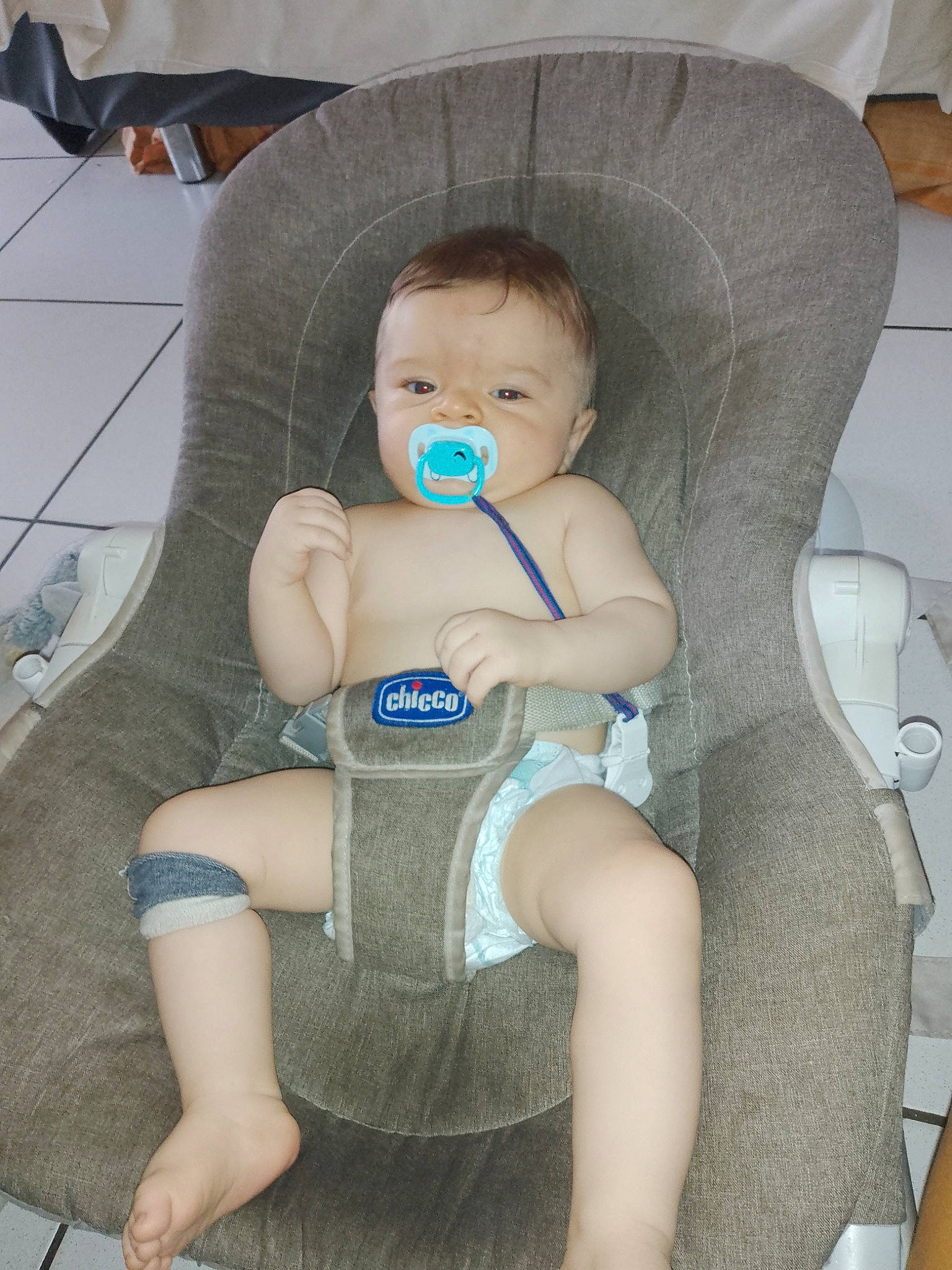 Noé participe au concours pour gagner de l'argent avec cette photo : abdomen, baby, baby_products, chair, chest, child, comfort, diaper, foot, human_leg, knee, lap, navel, person, sitting, skin, stomach, thigh, toddler, trunk