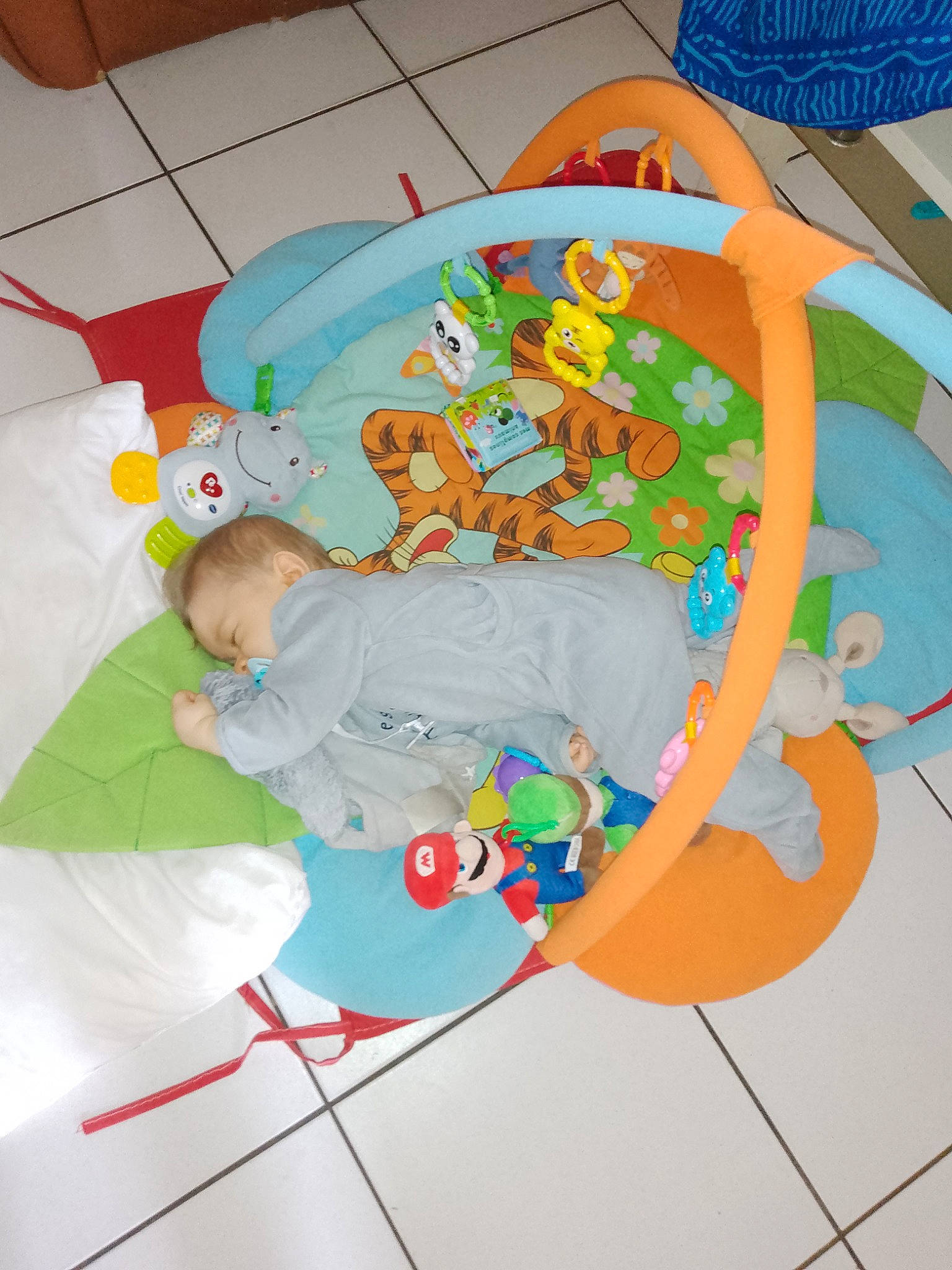 Noé a rejoint le concours — aidez-le/la à gagner de superbes lots ! art, baby, baby_products, baby_toys, child, circle, comfort, flooring, fun, leisure, person, play, room, toddler, toy, visual_arts